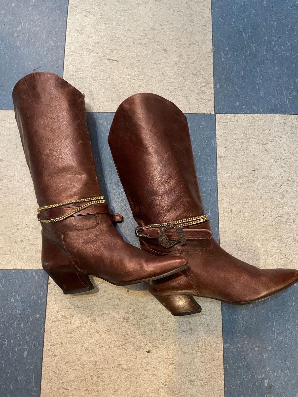 D ROSSANA BY CHARNA MADE IN ITALY! 1980S COPPER LEATHER HEELED BOOTS, BUCKLE & CHAIN EMBELLISHMENTS in BROWN