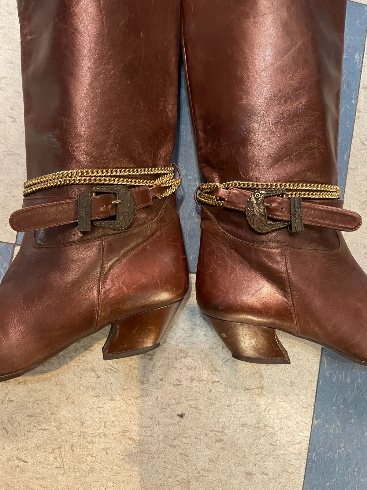 D ROSSANA BY CHARNA MADE IN ITALY! 1980S COPPER LEATHER HEELED BOOTS, BUCKLE & CHAIN EMBELLISHMENTS in BROWN