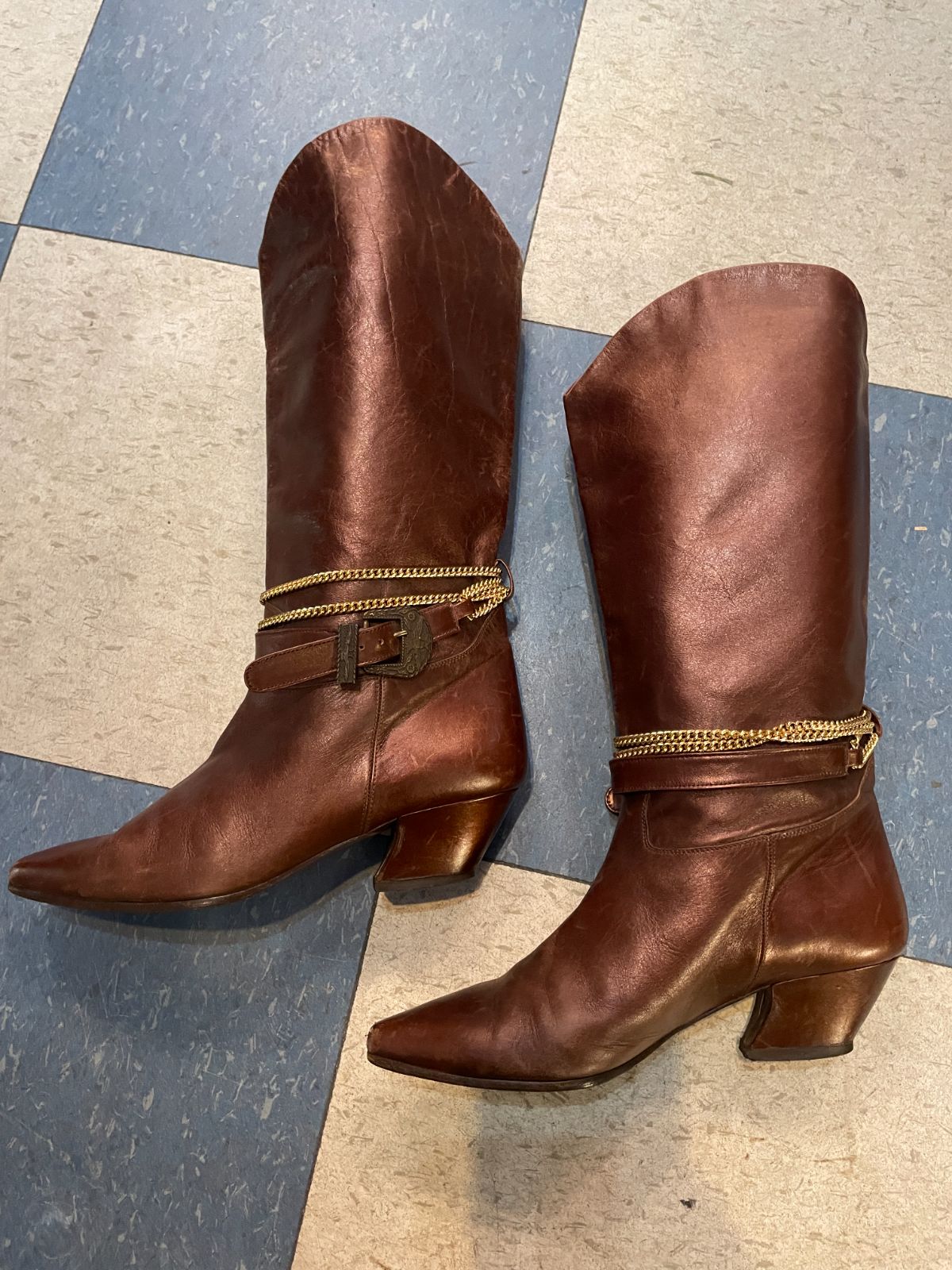 D ROSSANA BY CHARNA MADE IN ITALY! 1980S COPPER LEATHER HEELED BOOTS, BUCKLE & CHAIN EMBELLISHMENTS in BROWN