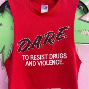 FRUIT OF THE LOOM DARE TO RESIST DRUGS AND VIOLENCE CUT SLEEVE CROPPED T-SHIRT in RED, BLACK
