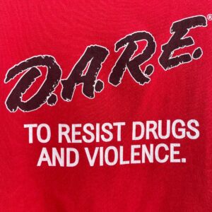 FRUIT OF THE LOOM DARE TO RESIST DRUGS AND VIOLENCE CUT SLEEVE CROPPED T-SHIRT in RED, BLACK