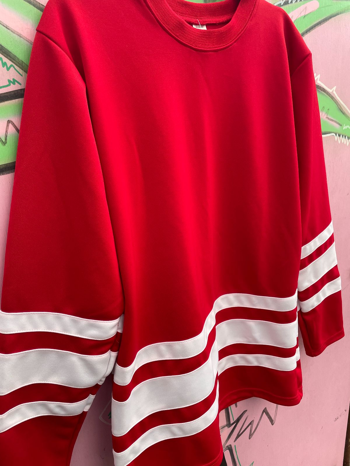 MADE IN USA 1990S STRIPED HOCKEY STYLE JERSEY in RED, WHITE