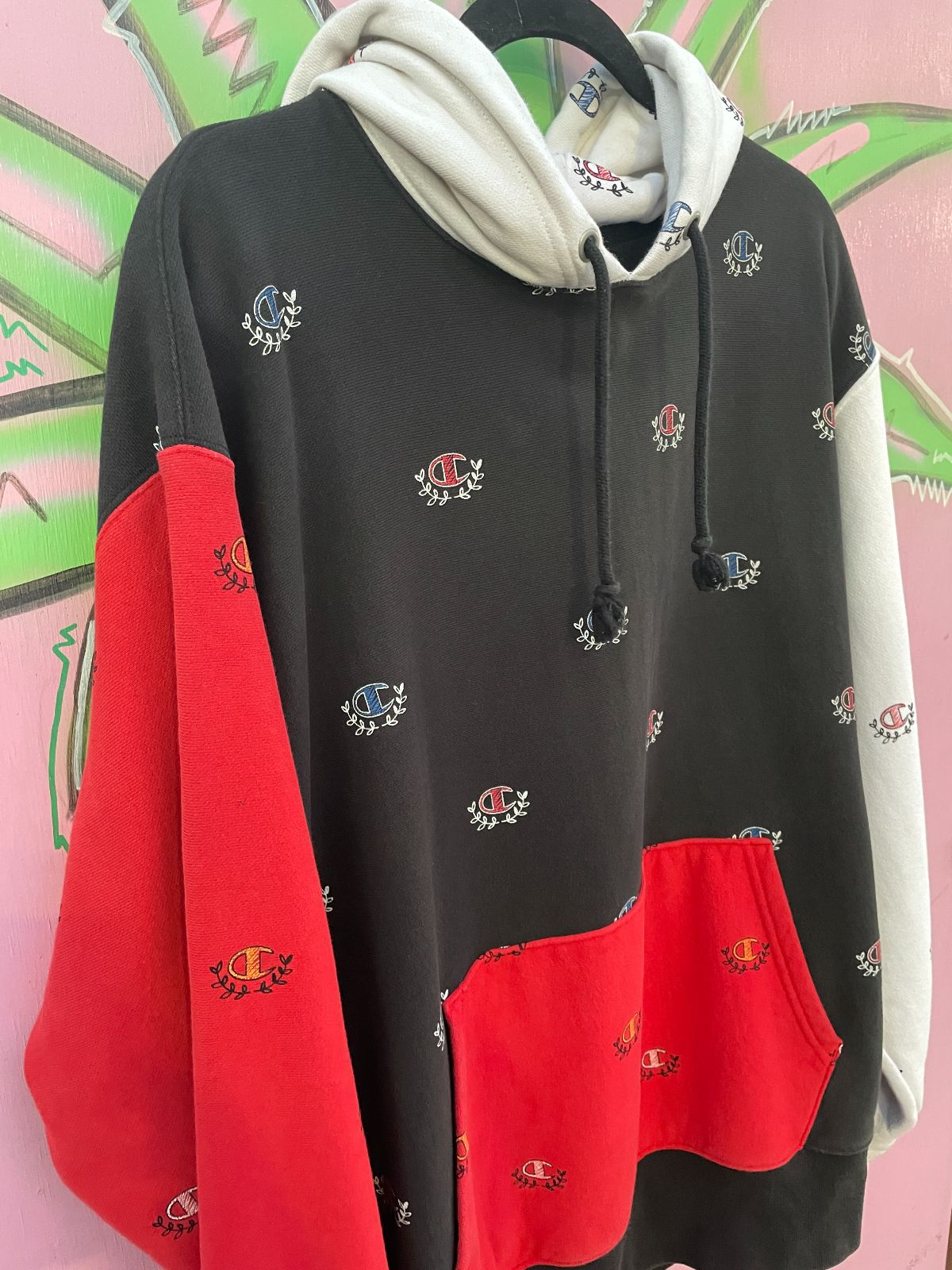 CHAMPION CHAMPION ALL OVER PRINT COLORBLOCK HOODED SWEATSHIRT in BLACK, RED, WHITE