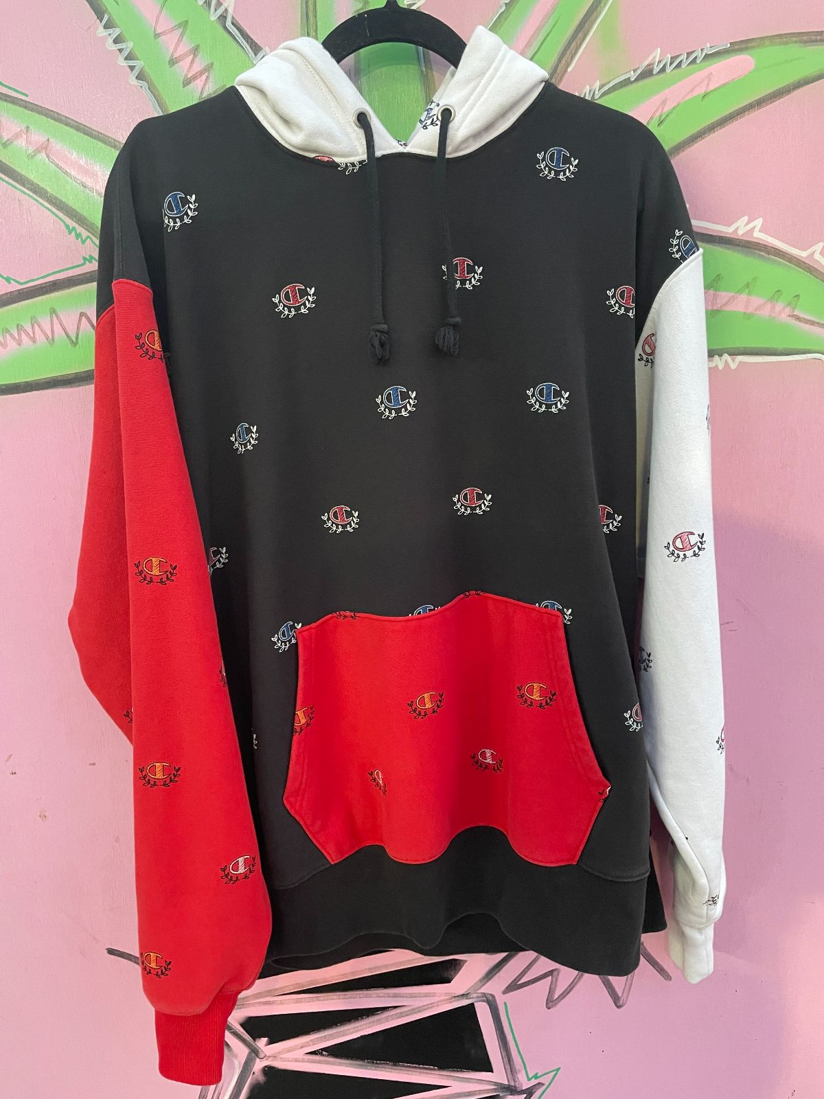 CHAMPION CHAMPION ALL OVER PRINT COLORBLOCK HOODED SWEATSHIRT in BLACK, RED, WHITE