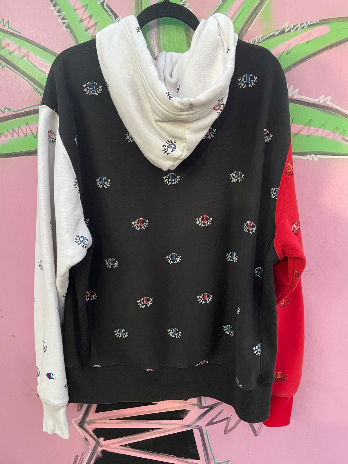 CHAMPION CHAMPION ALL OVER PRINT COLORBLOCK HOODED SWEATSHIRT in BLACK, RED, WHITE