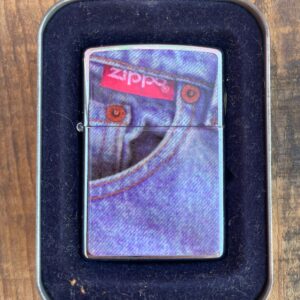 ZIPPO DEADSTOCK ZIPPO LIGHTER W/ ZIPPO JEAN POCKET PICTURE W/ CAMEL METAL TIN