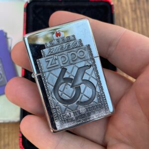 ZIPPO AS-IS DEADSTOCK 1997 65TH ANNIVERSARY ZIPPO LIGHTER W/ METAL DISPLAY TIN
