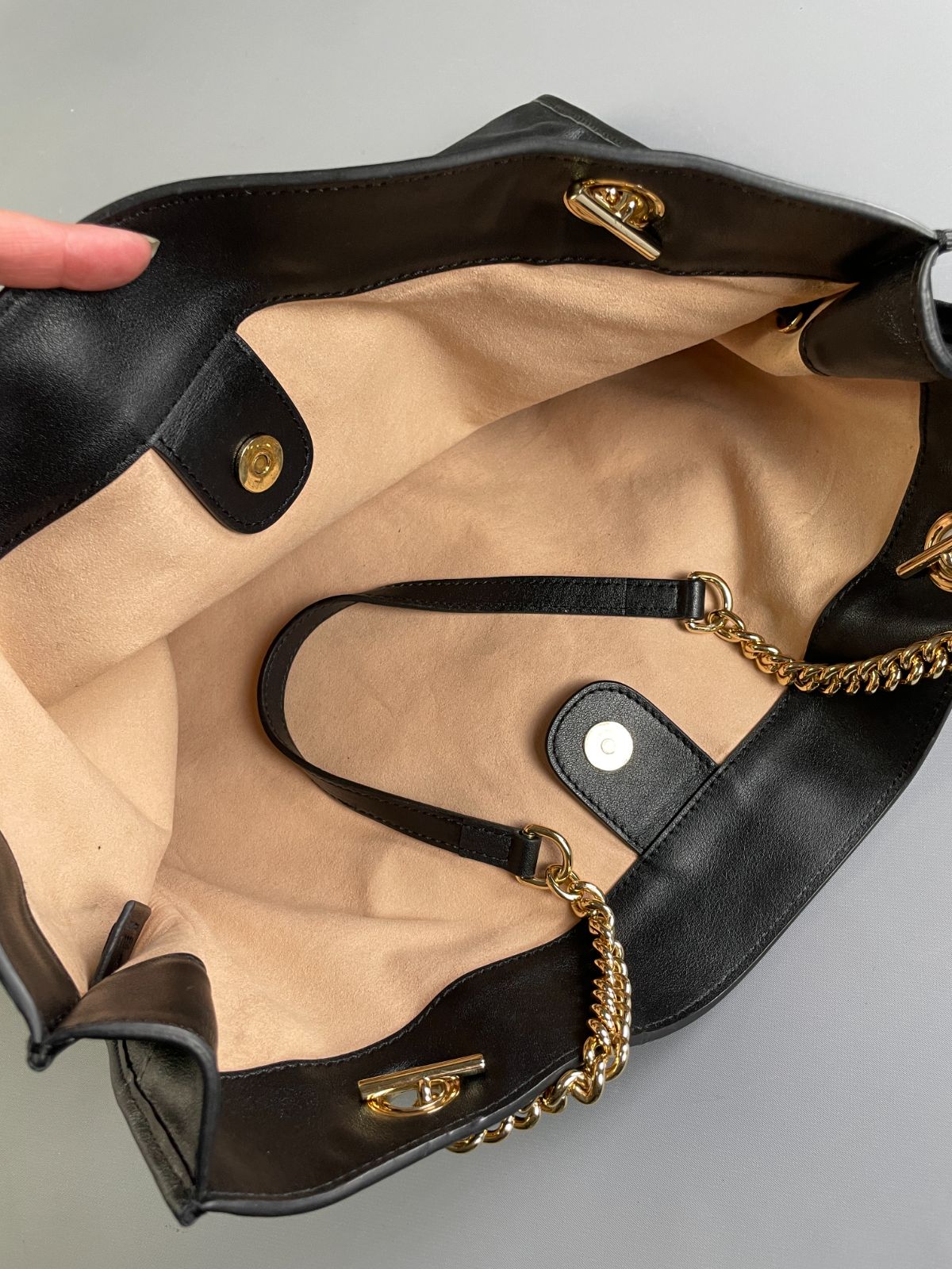 GUCCI GORGEOUS! GUCCI RAJAH SUPPLE LEATHER SHOPPER TOTE BAG DOUBLE CHAIN STRAP, HEAVY ENAMELED TIGER MOTIF in BLACK