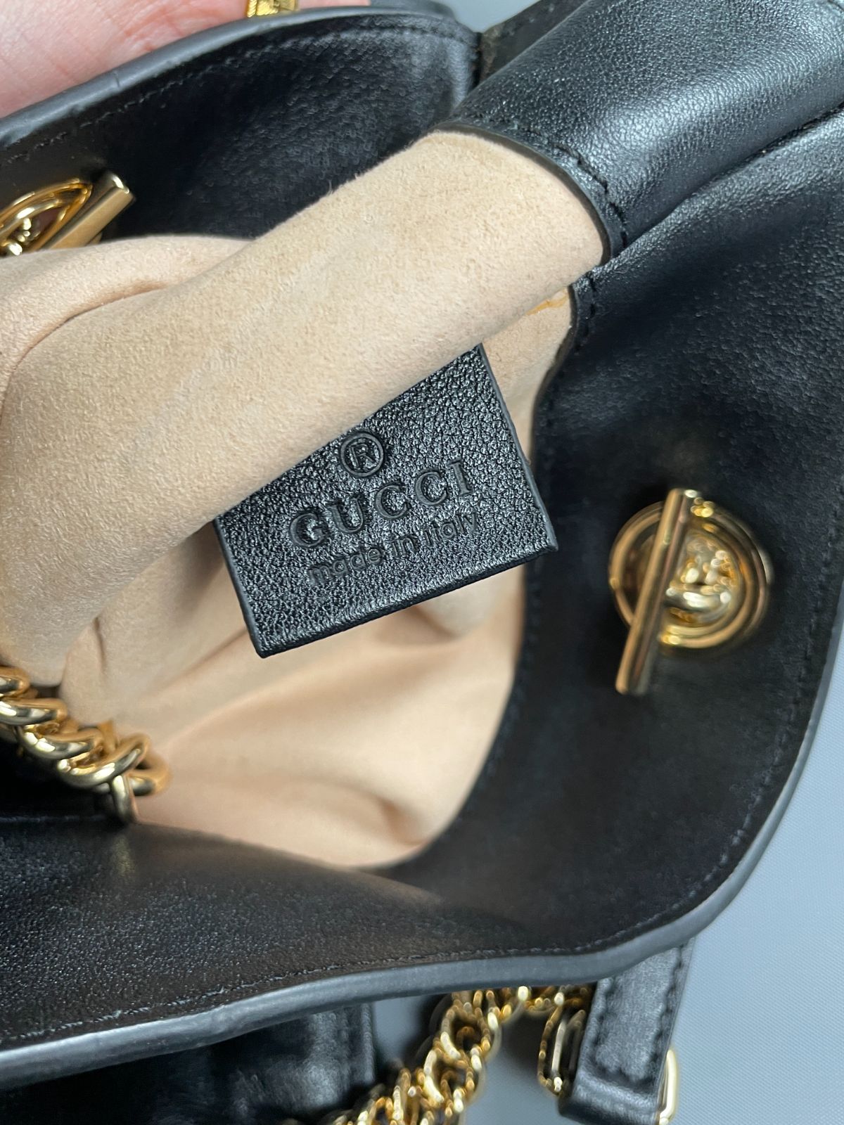 GUCCI GORGEOUS! GUCCI RAJAH SUPPLE LEATHER SHOPPER TOTE BAG DOUBLE CHAIN STRAP, HEAVY ENAMELED TIGER MOTIF in BLACK