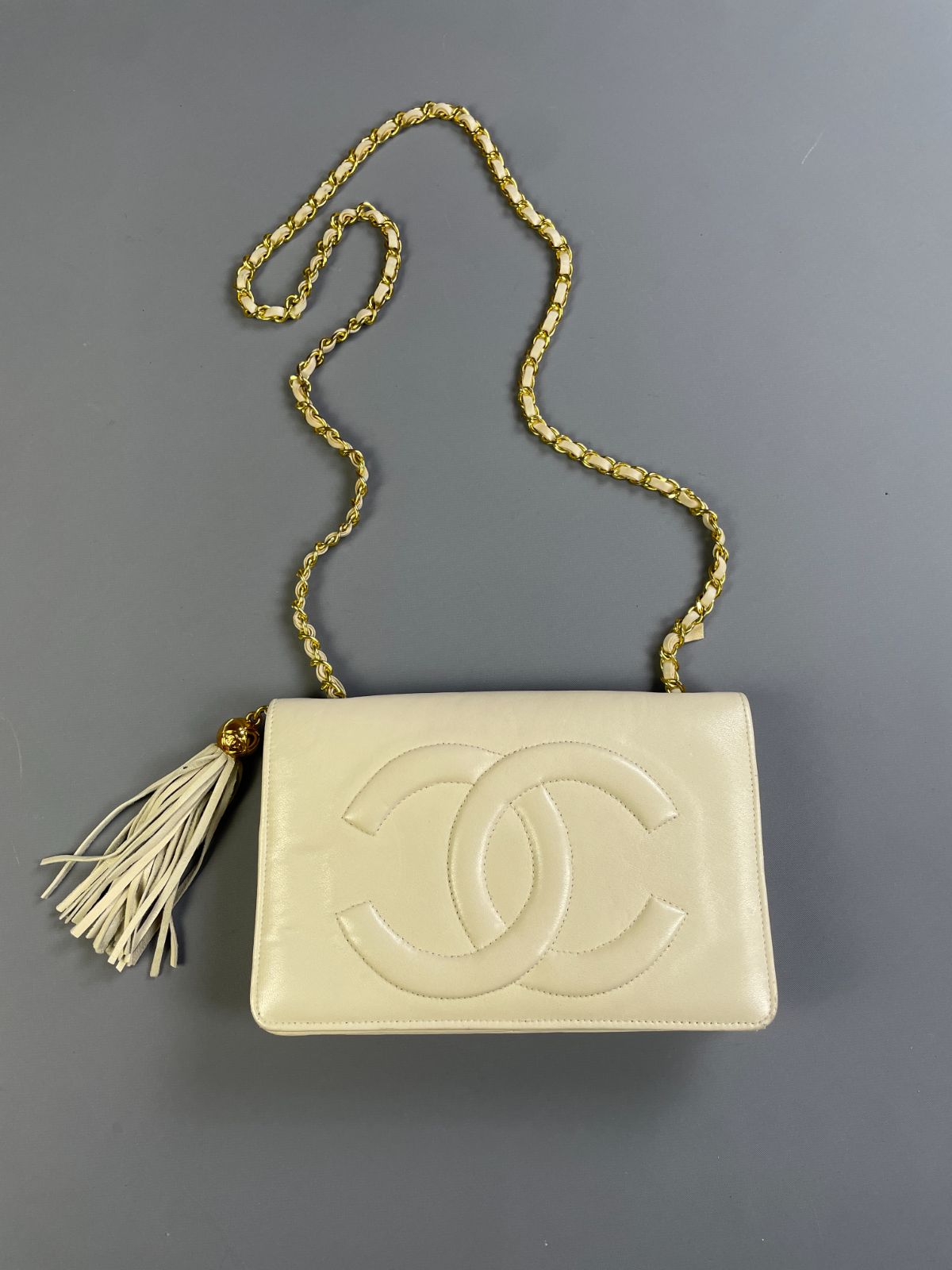 CHANEL *AS-IS* 1980S CHANEL LAMBSKIN LEATHER LARGE CC LOGO SINGLE CHAIN STRAP SHOULDER BAG in WHITE