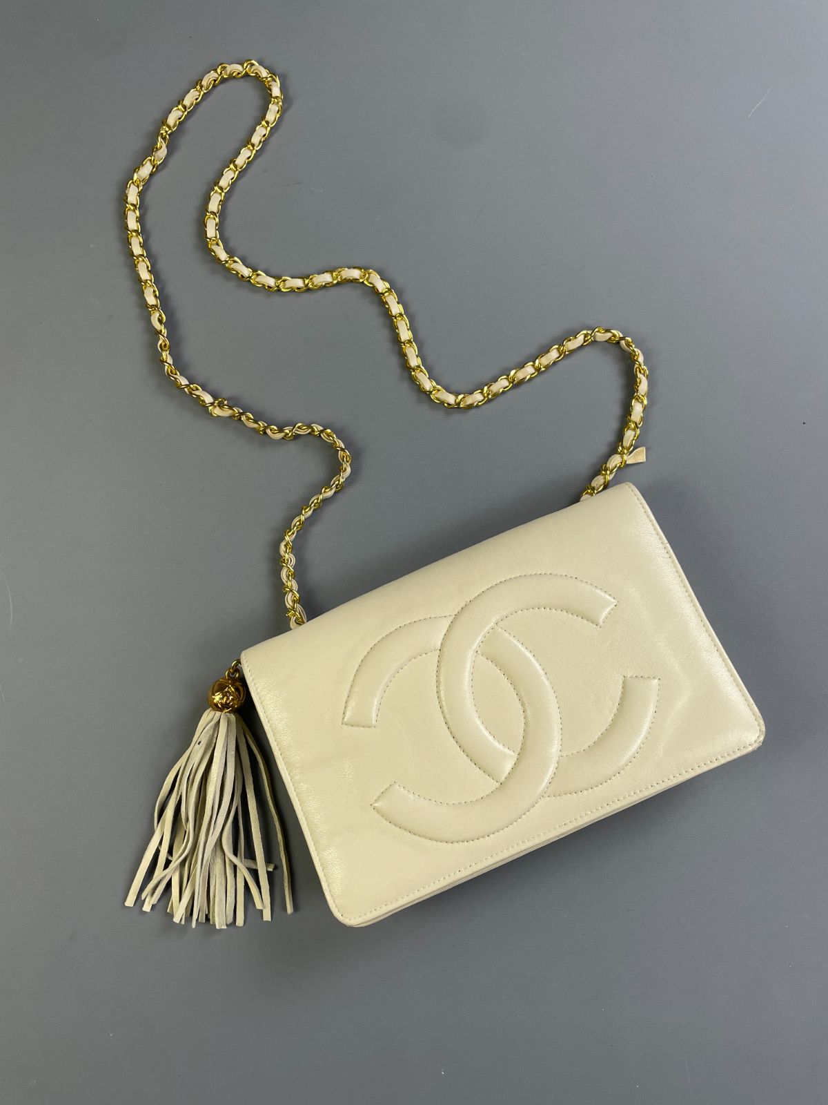 CHANEL *AS-IS* 1980S CHANEL LAMBSKIN LEATHER LARGE CC LOGO SINGLE CHAIN STRAP SHOULDER BAG in WHITE