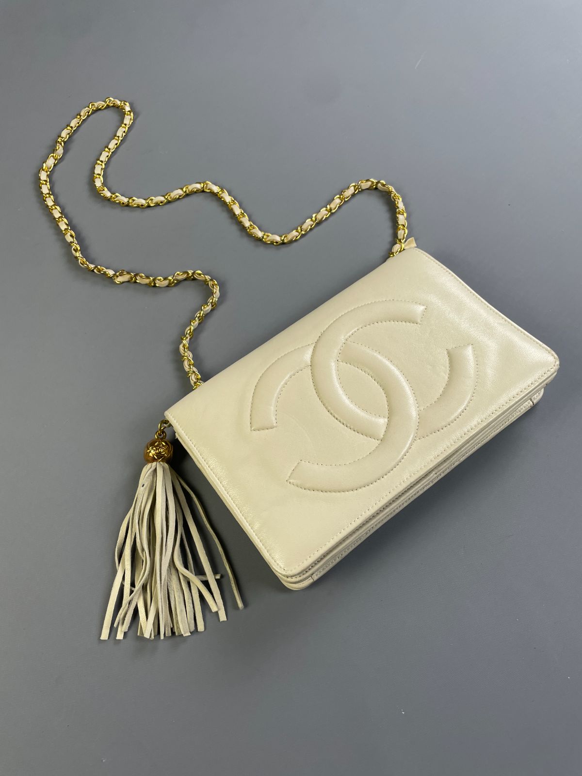 CHANEL *AS-IS* 1980S CHANEL LAMBSKIN LEATHER LARGE CC LOGO SINGLE CHAIN STRAP SHOULDER BAG in WHITE