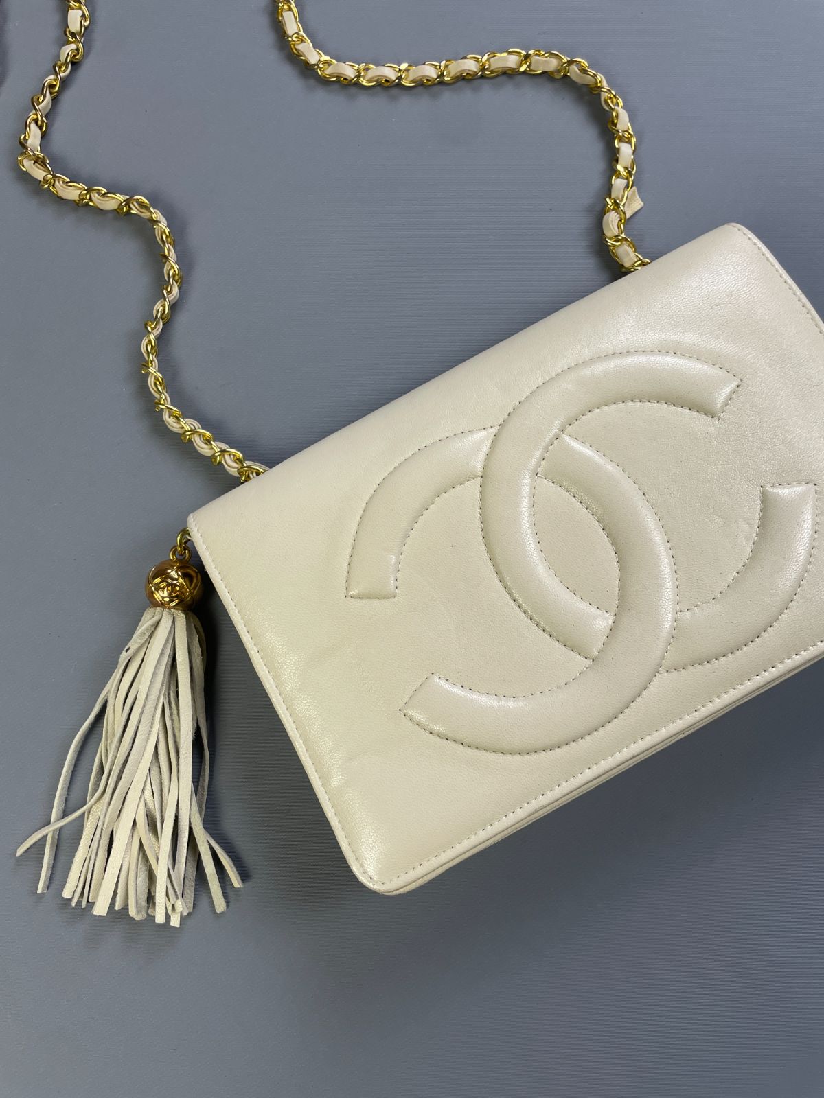 CHANEL *AS-IS* 1980S CHANEL LAMBSKIN LEATHER LARGE CC LOGO SINGLE CHAIN STRAP SHOULDER BAG in WHITE