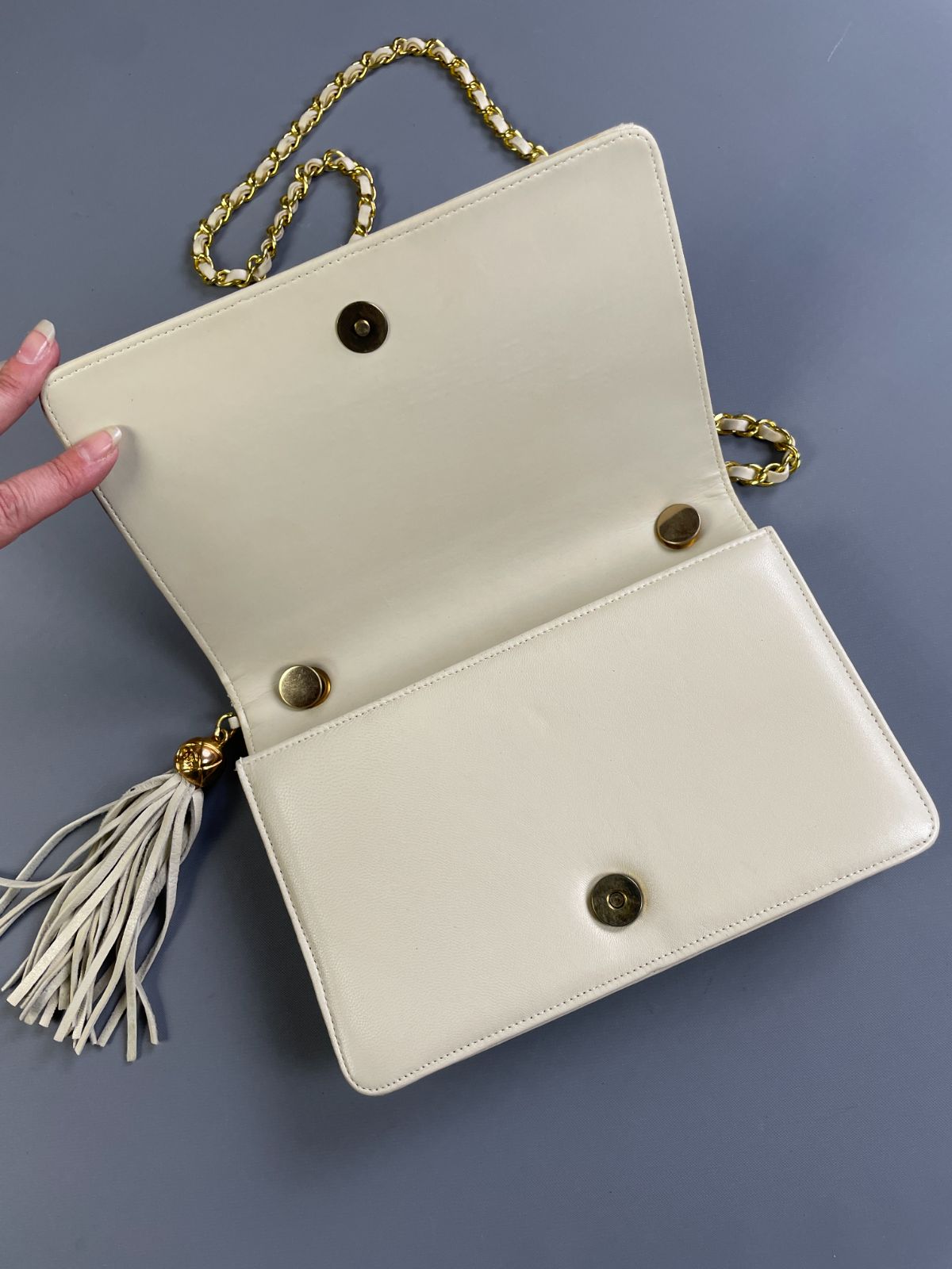 CHANEL *AS-IS* 1980S CHANEL LAMBSKIN LEATHER LARGE CC LOGO SINGLE CHAIN STRAP SHOULDER BAG in WHITE