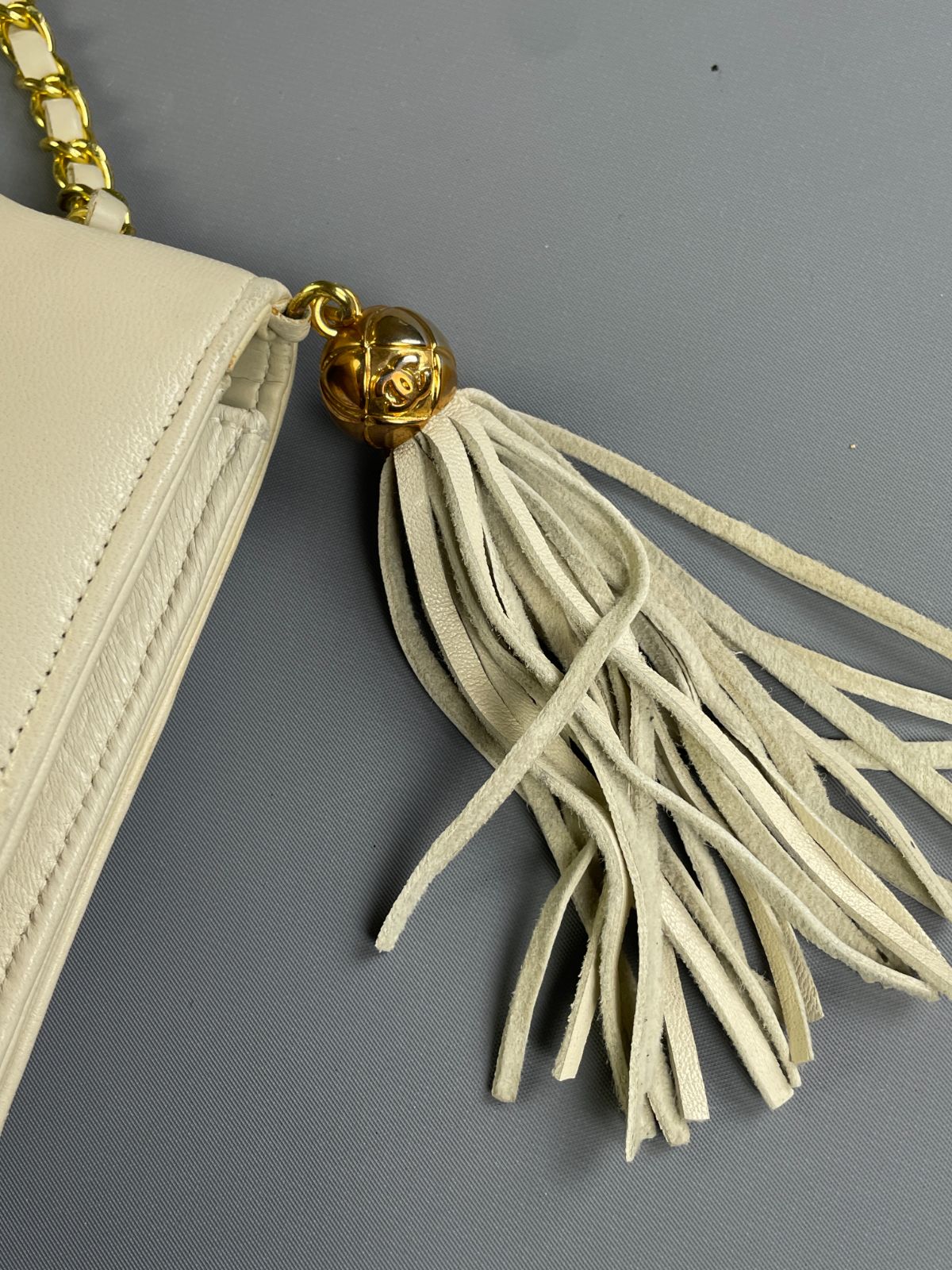 CHANEL *AS-IS* 1980S CHANEL LAMBSKIN LEATHER LARGE CC LOGO SINGLE CHAIN STRAP SHOULDER BAG in WHITE