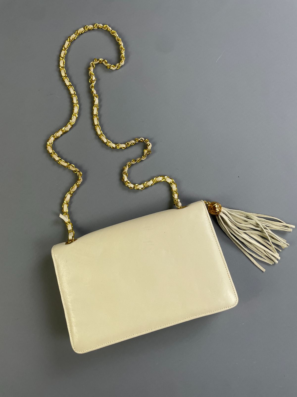 CHANEL *AS-IS* 1980S CHANEL LAMBSKIN LEATHER LARGE CC LOGO SINGLE CHAIN STRAP SHOULDER BAG in WHITE