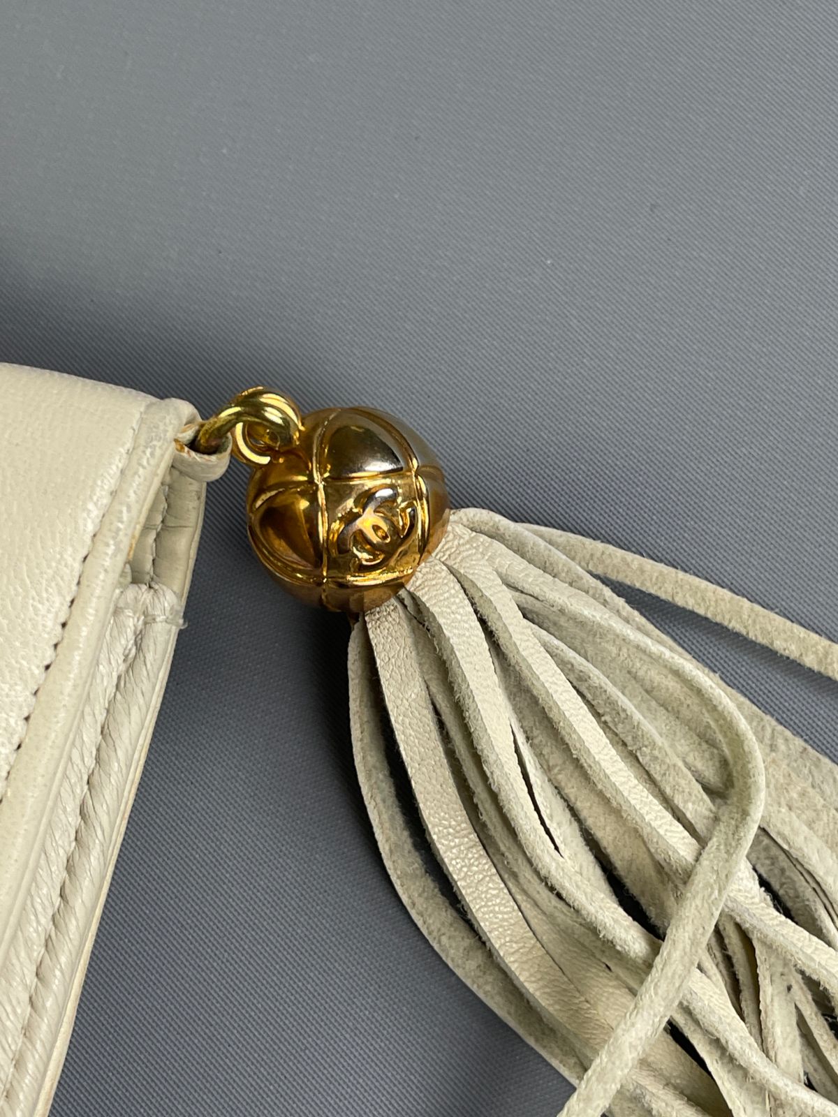 CHANEL *AS-IS* 1980S CHANEL LAMBSKIN LEATHER LARGE CC LOGO SINGLE CHAIN STRAP SHOULDER BAG in WHITE