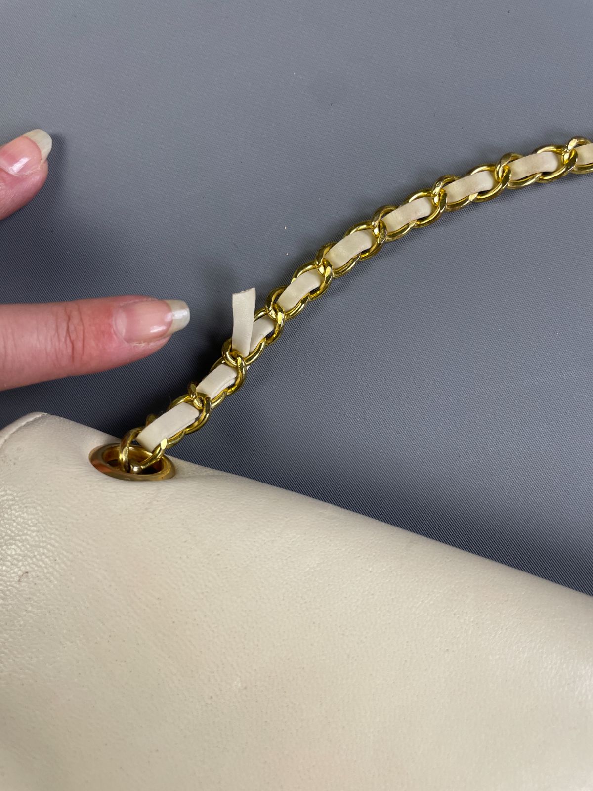 CHANEL *AS-IS* 1980S CHANEL LAMBSKIN LEATHER LARGE CC LOGO SINGLE CHAIN STRAP SHOULDER BAG in WHITE