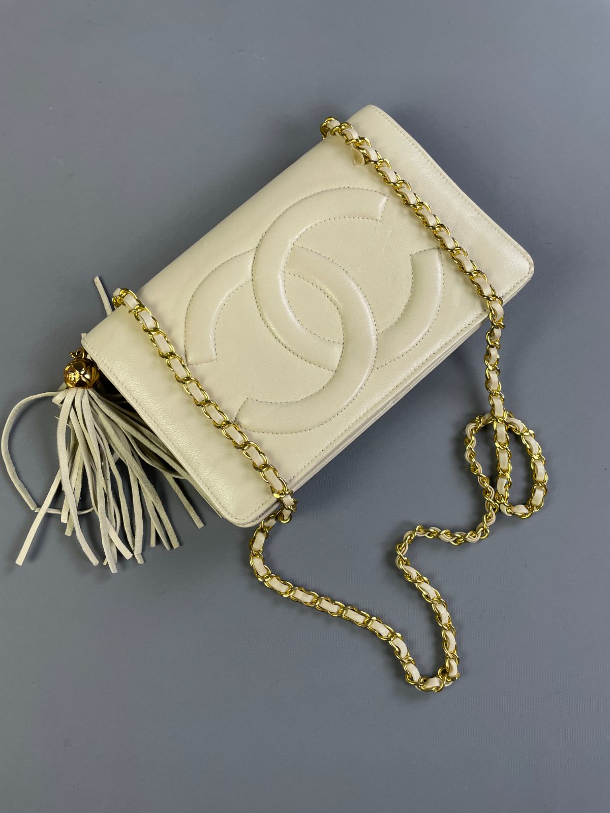 CHANEL *AS-IS* 1980S CHANEL LAMBSKIN LEATHER LARGE CC LOGO SINGLE CHAIN STRAP SHOULDER BAG in WHITE