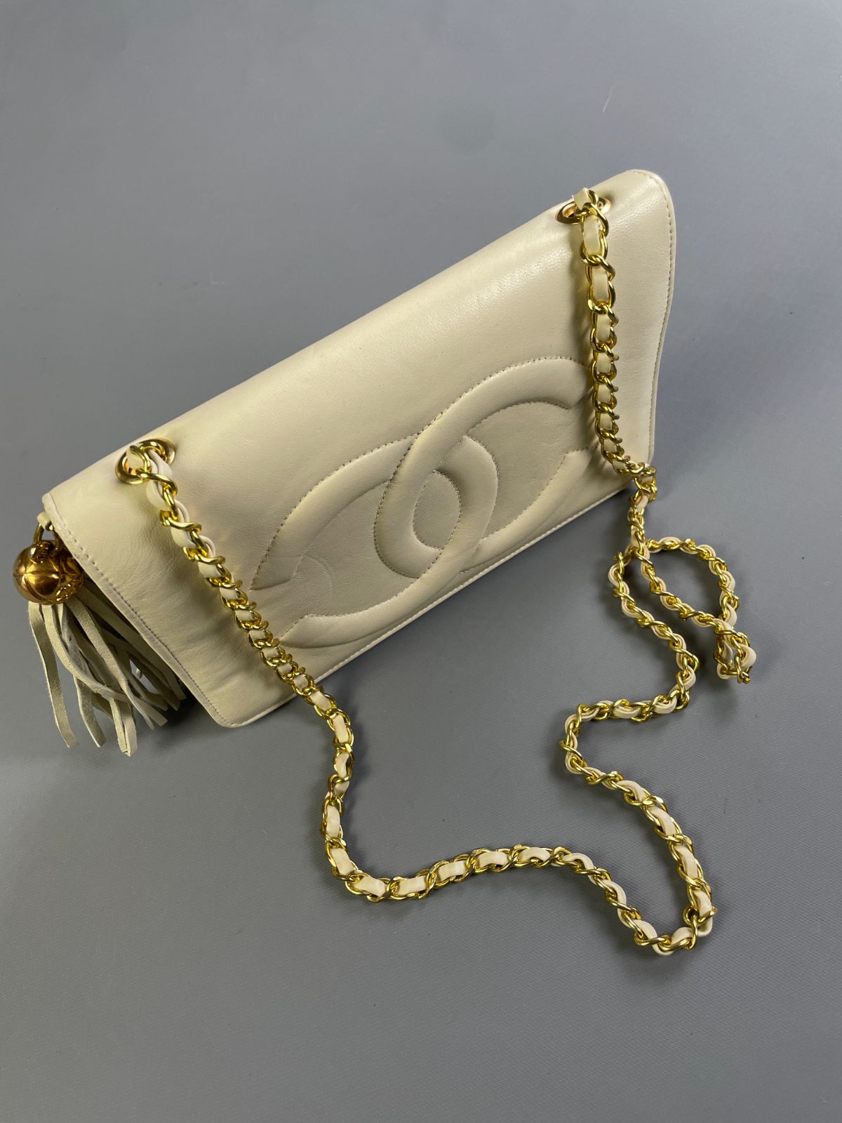 CHANEL *AS-IS* 1980S CHANEL LAMBSKIN LEATHER LARGE CC LOGO SINGLE CHAIN STRAP SHOULDER BAG in WHITE