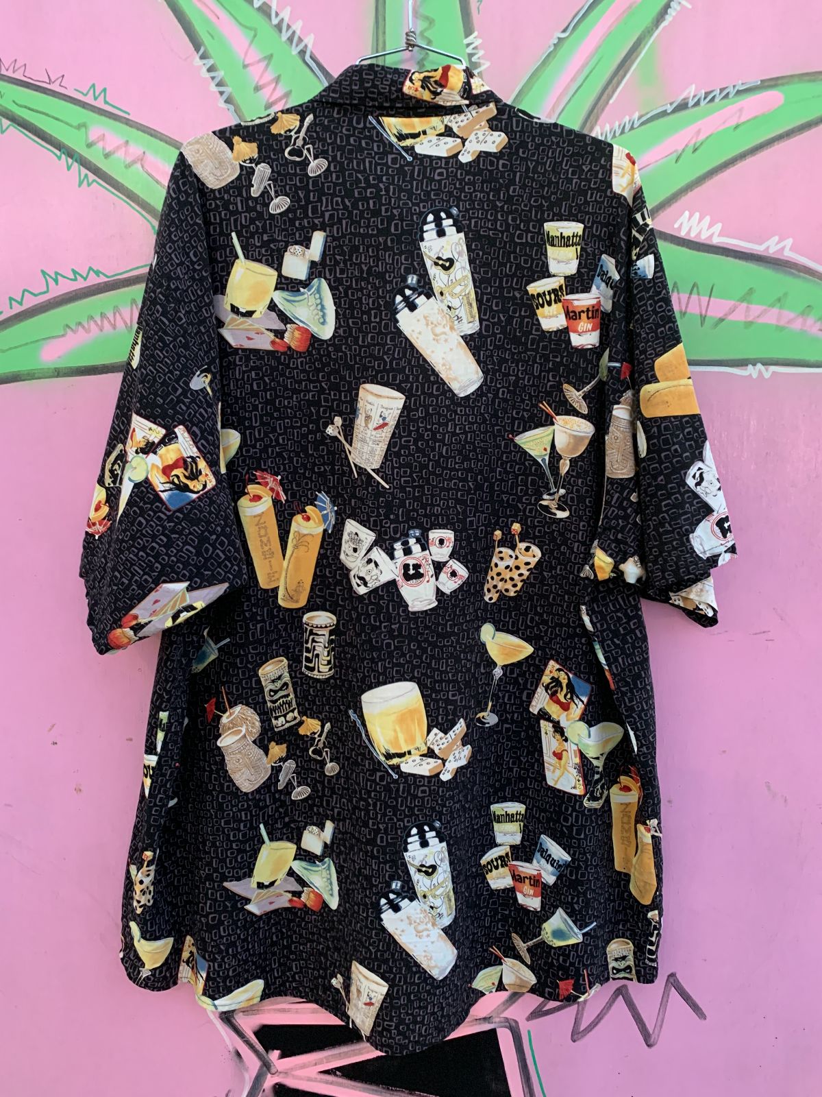 HWY 1 1990S ALLOVER TIKI DRINK PRINT SHORT SLEEVE BUTTON DOWN SHIRT in BLACK