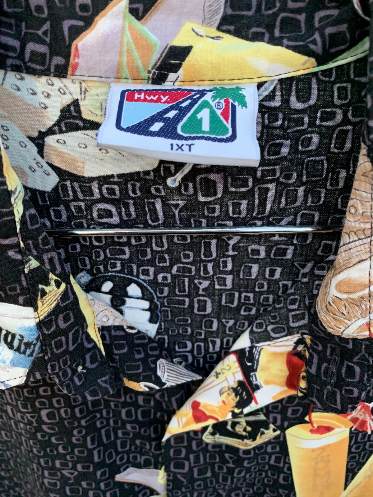 HWY 1 1990S ALLOVER TIKI DRINK PRINT SHORT SLEEVE BUTTON DOWN SHIRT in BLACK