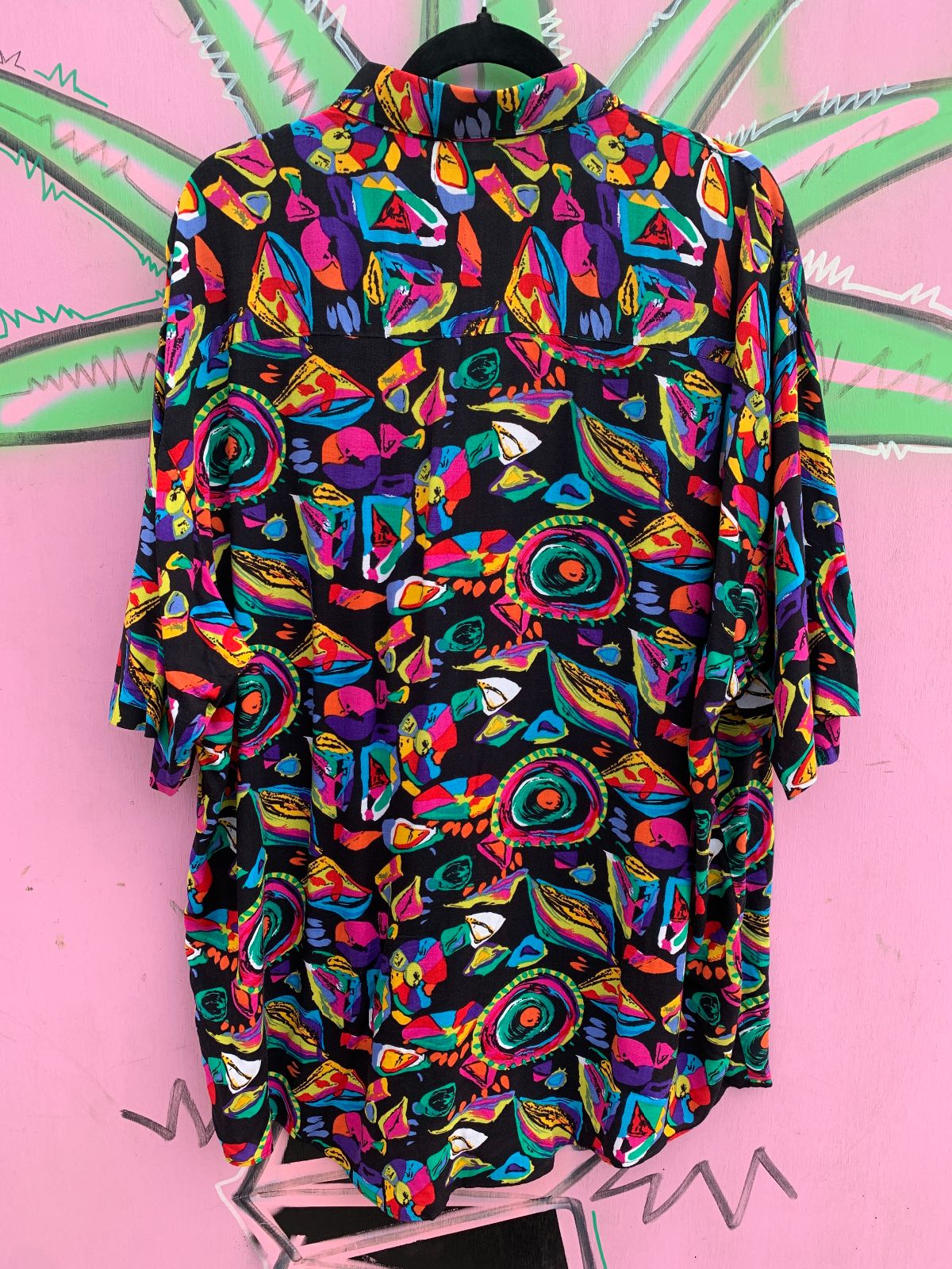 SAN MARINO KILLER! 1990S FUNKY PRINT RAYON SHORT SLEEVE BUTTON DOWN SHIRT in BLACK, PINK