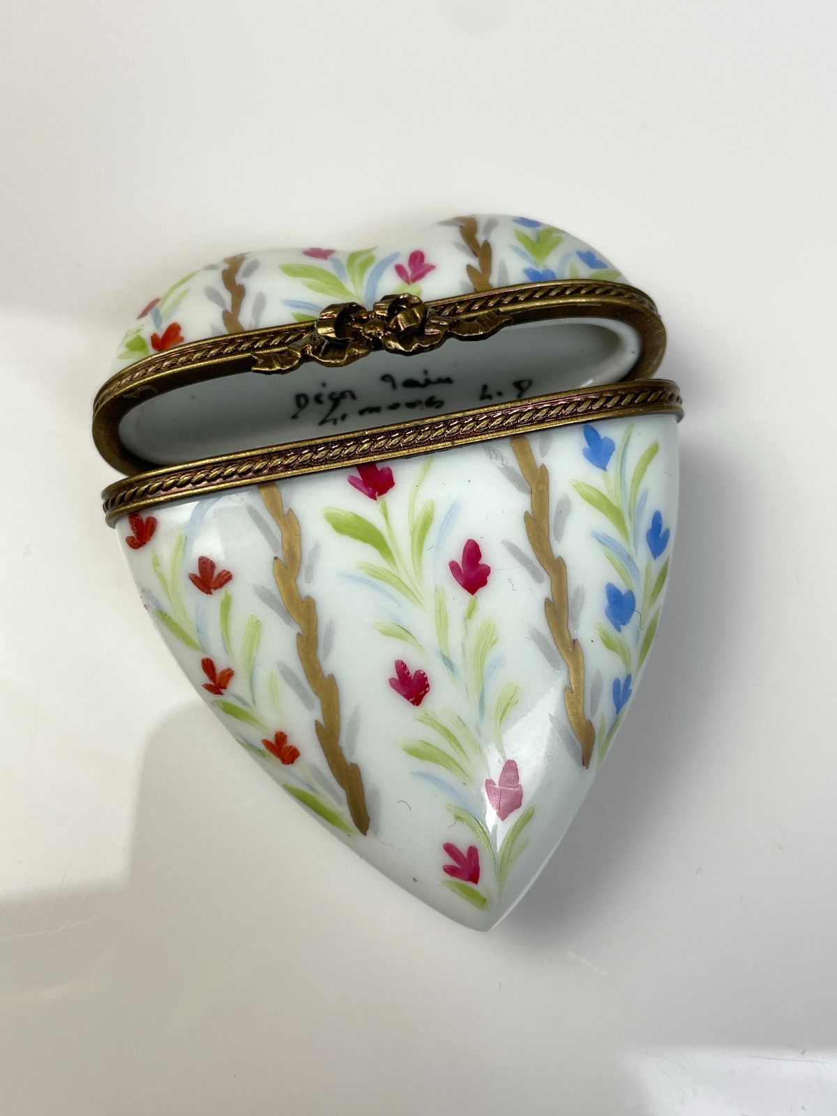 AMAZING! HAND PAINTED CERAMIC HEART KEEPSAKE BOX, DECORATIVE BRASS CLOSURE SIGNED BY ARTIST in WHITE, GOLD, RED, GREEN, BLUE