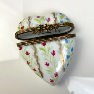 AMAZING! HAND PAINTED CERAMIC HEART KEEPSAKE BOX, DECORATIVE BRASS CLOSURE SIGNED BY ARTIST in WHITE, GOLD, RED, GREEN, BLUE