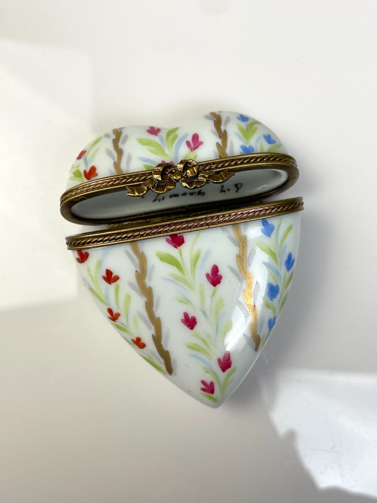 AMAZING! HAND PAINTED CERAMIC HEART KEEPSAKE BOX, DECORATIVE BRASS CLOSURE SIGNED BY ARTIST in WHITE, GOLD, RED, GREEN, BLUE