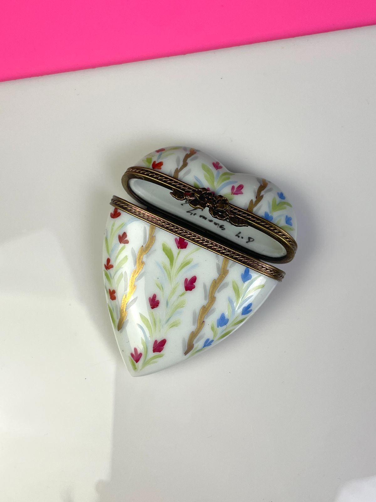 AMAZING! HAND PAINTED CERAMIC HEART KEEPSAKE BOX, DECORATIVE BRASS CLOSURE SIGNED BY ARTIST in WHITE, GOLD, RED, GREEN, BLUE