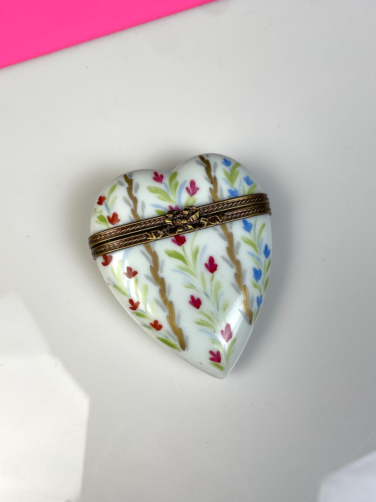 AMAZING! HAND PAINTED CERAMIC HEART KEEPSAKE BOX, DECORATIVE BRASS CLOSURE SIGNED BY ARTIST in WHITE, GOLD, RED, GREEN, BLUE