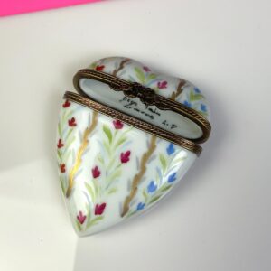 AMAZING! HAND PAINTED CERAMIC HEART KEEPSAKE BOX, DECORATIVE BRASS CLOSURE SIGNED BY ARTIST in WHITE, GOLD, RED, GREEN, BLUE
