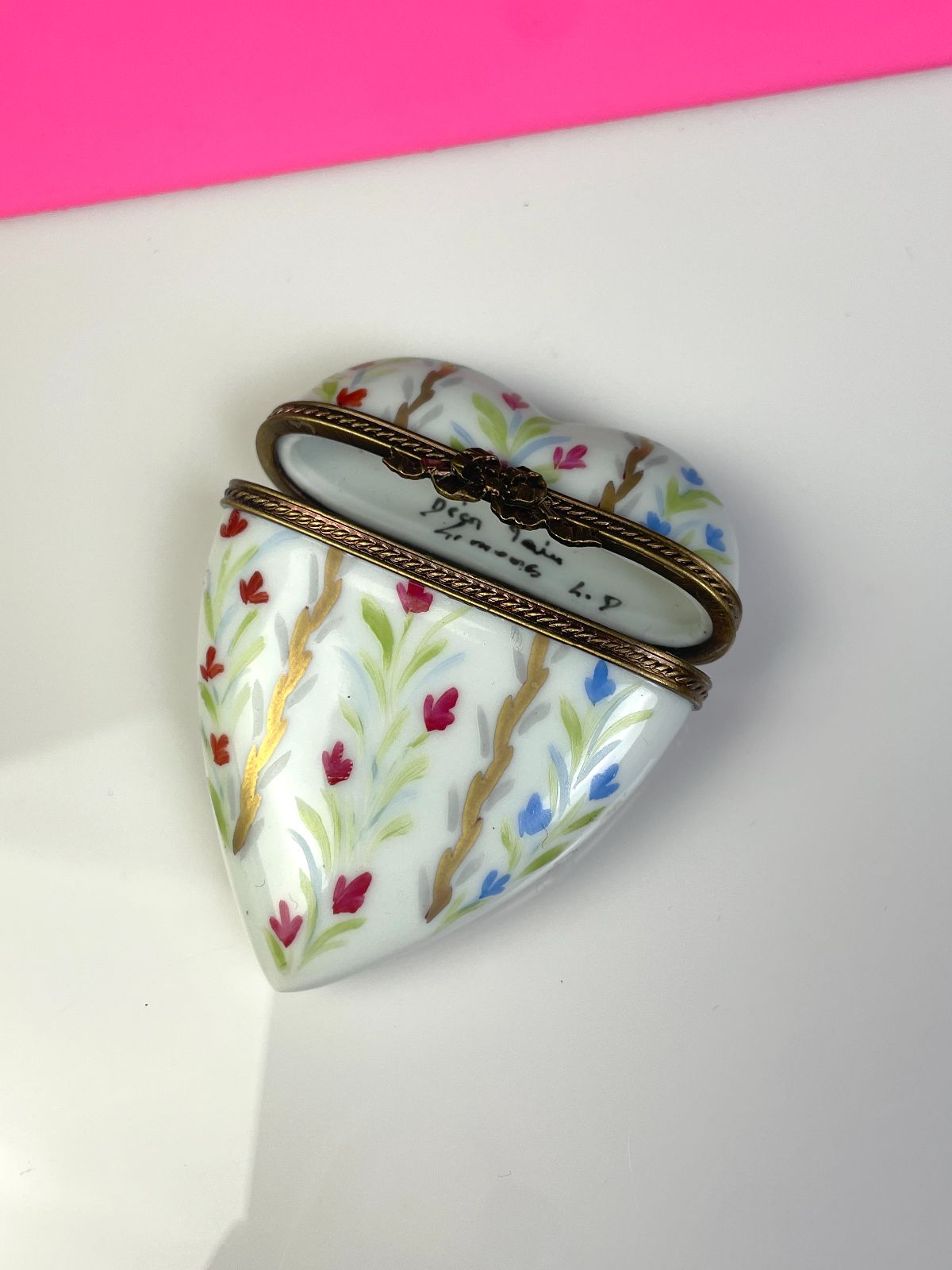 AMAZING! HAND PAINTED CERAMIC HEART KEEPSAKE BOX, DECORATIVE BRASS CLOSURE SIGNED BY ARTIST in WHITE, GOLD, RED, GREEN, BLUE
