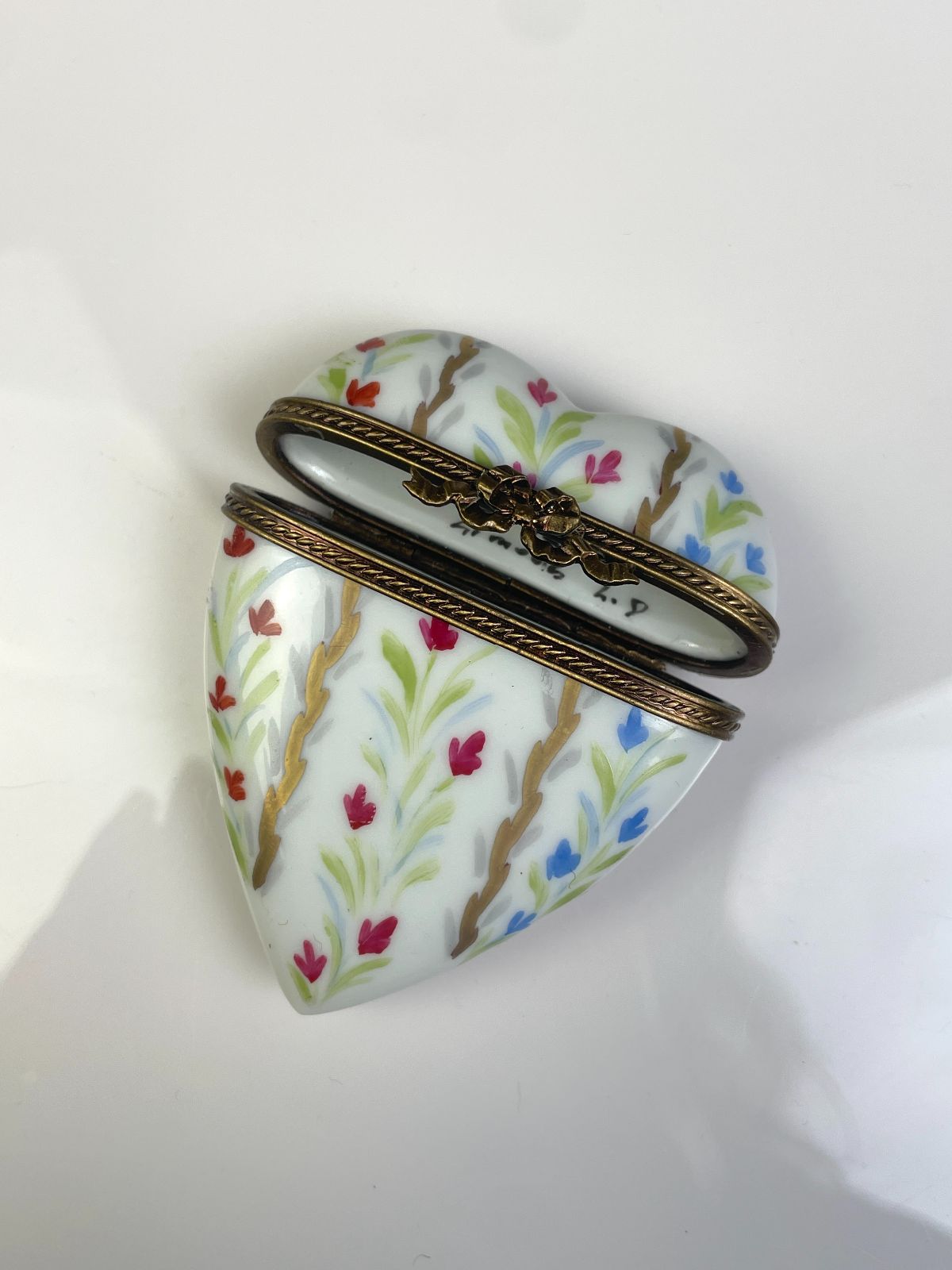 AMAZING! HAND PAINTED CERAMIC HEART KEEPSAKE BOX, DECORATIVE BRASS CLOSURE SIGNED BY ARTIST in WHITE, GOLD, RED, GREEN, BLUE