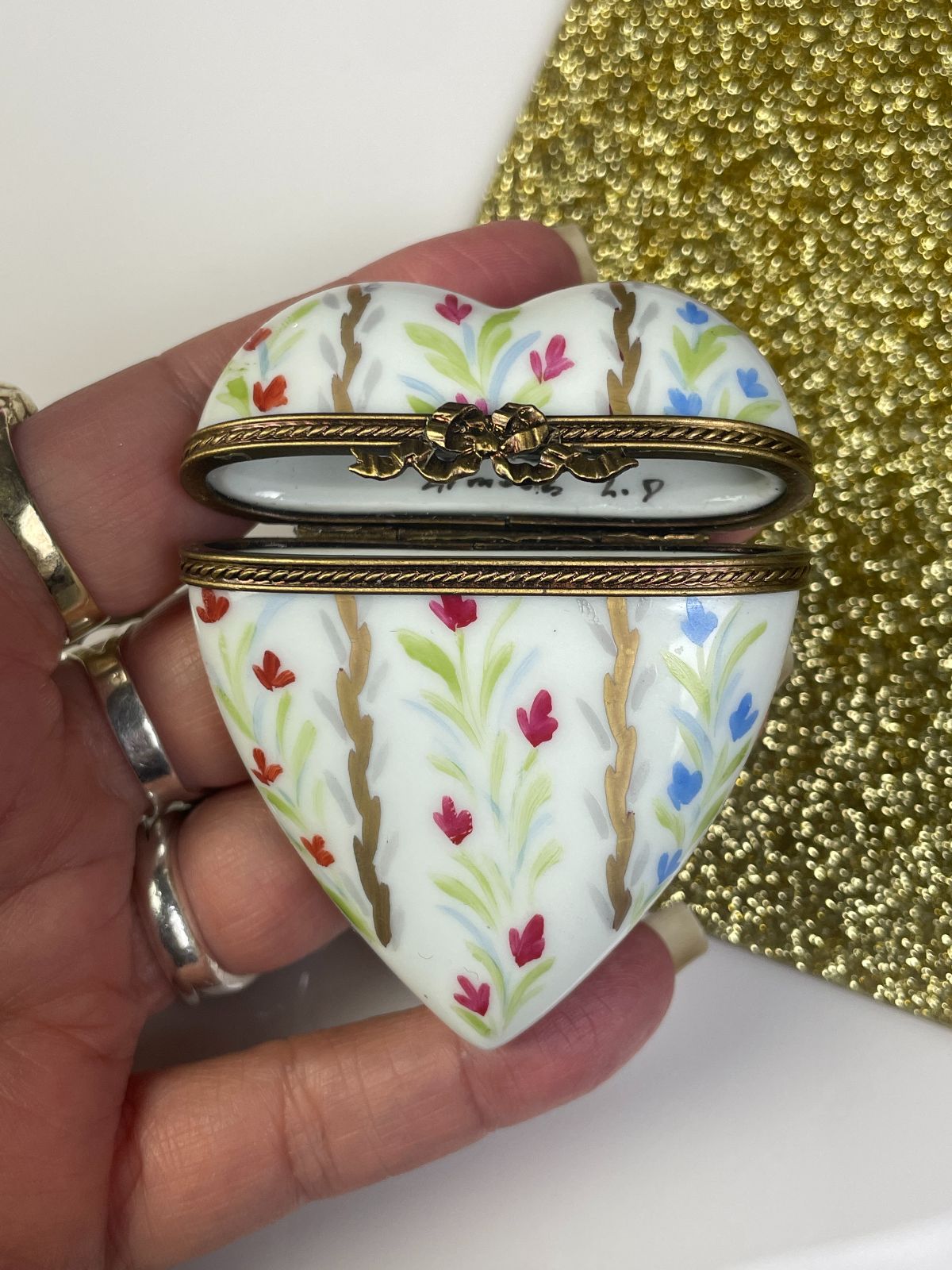 AMAZING! HAND PAINTED CERAMIC HEART KEEPSAKE BOX, DECORATIVE BRASS CLOSURE SIGNED BY ARTIST in WHITE, GOLD, RED, GREEN, BLUE