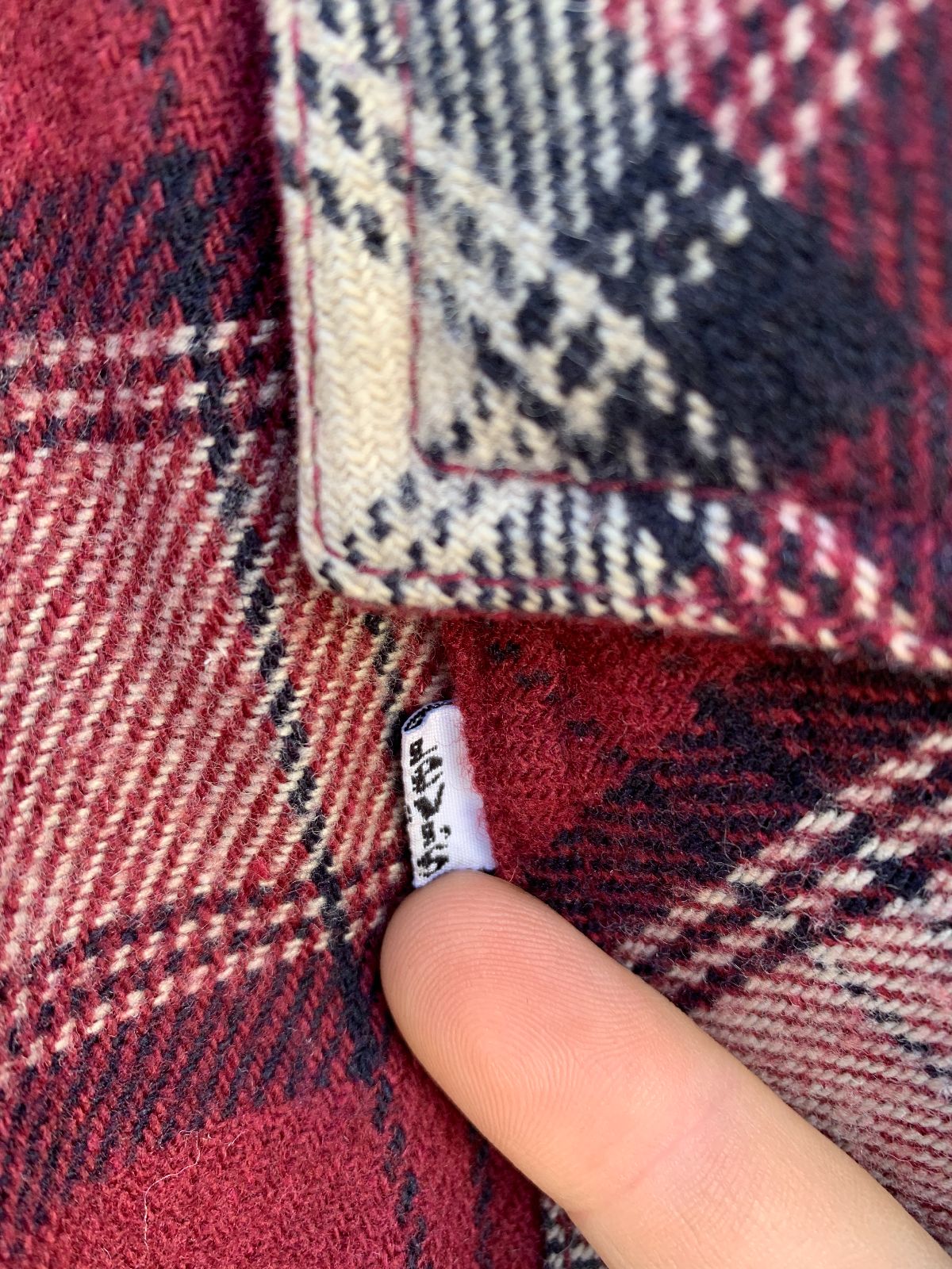 LEVIS 1990S LEVIS BUTTON UP PLAID FLANNEL JACKET QUILTED INTERIOR in MAROON