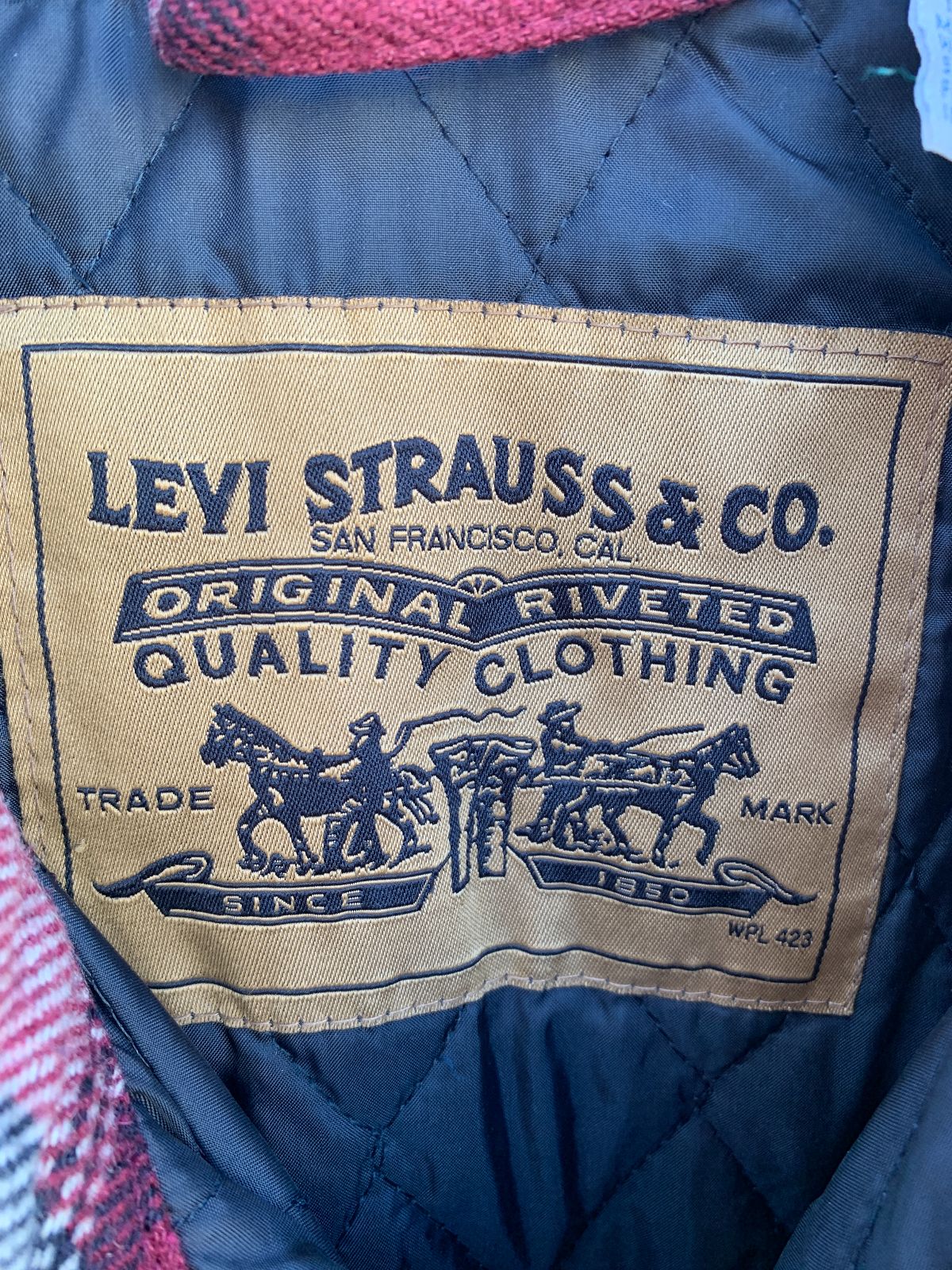 LEVIS 1990S LEVIS BUTTON UP PLAID FLANNEL JACKET QUILTED INTERIOR in MAROON