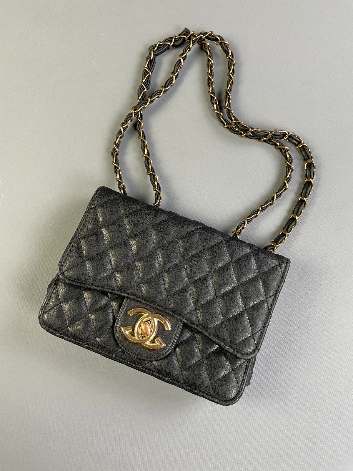 CHANEL CUTE! QUILTED LEATHER FAUX CHANEL PURSE DOUBLE HANDLE CHAIN STRAP in BLACK, GOLD