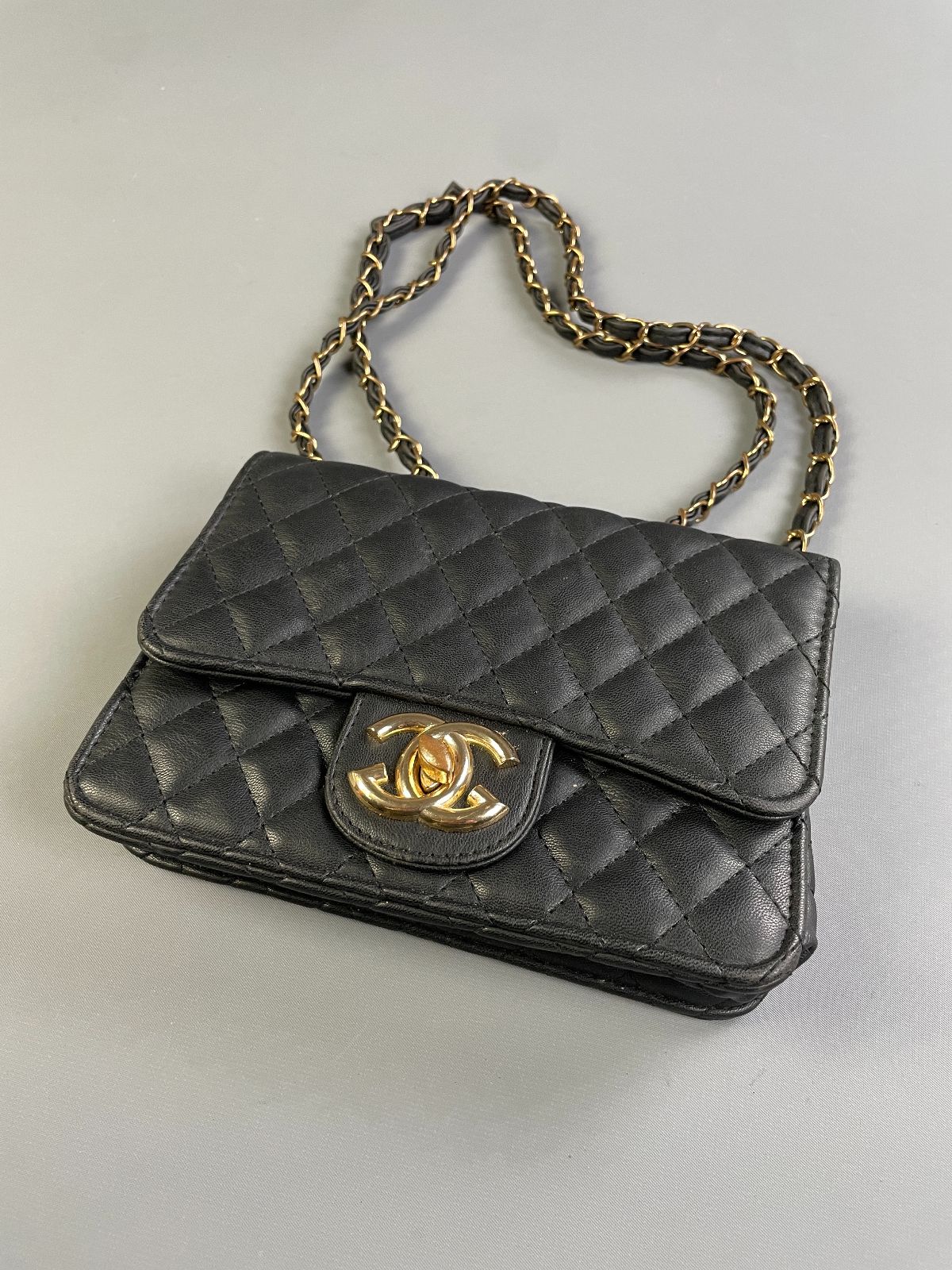CHANEL CUTE! QUILTED LEATHER FAUX CHANEL PURSE DOUBLE HANDLE CHAIN STRAP in BLACK, GOLD