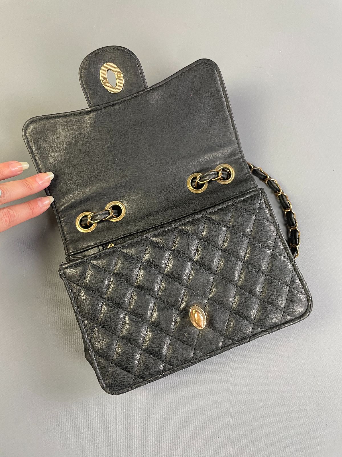 CHANEL CUTE! QUILTED LEATHER FAUX CHANEL PURSE DOUBLE HANDLE CHAIN STRAP in BLACK, GOLD