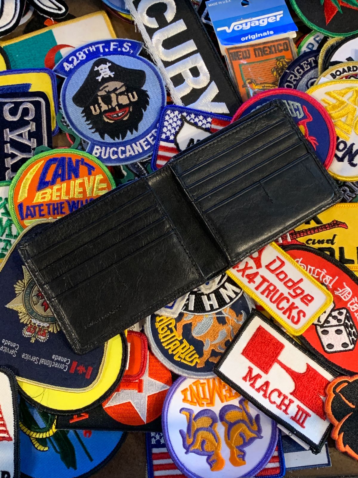 RED ENVELOPE CLASSIC BI-FOLD LEATHER WALLET, SILVER STUD DETAIL in BLACK, SILVER