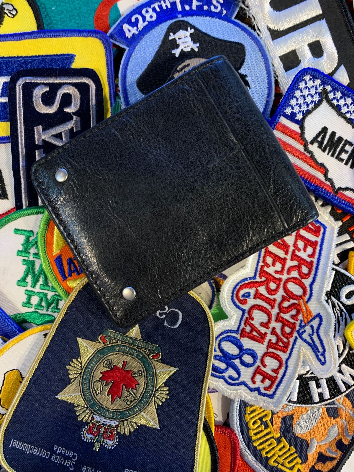 RED ENVELOPE CLASSIC BI-FOLD LEATHER WALLET, SILVER STUD DETAIL in BLACK, SILVER