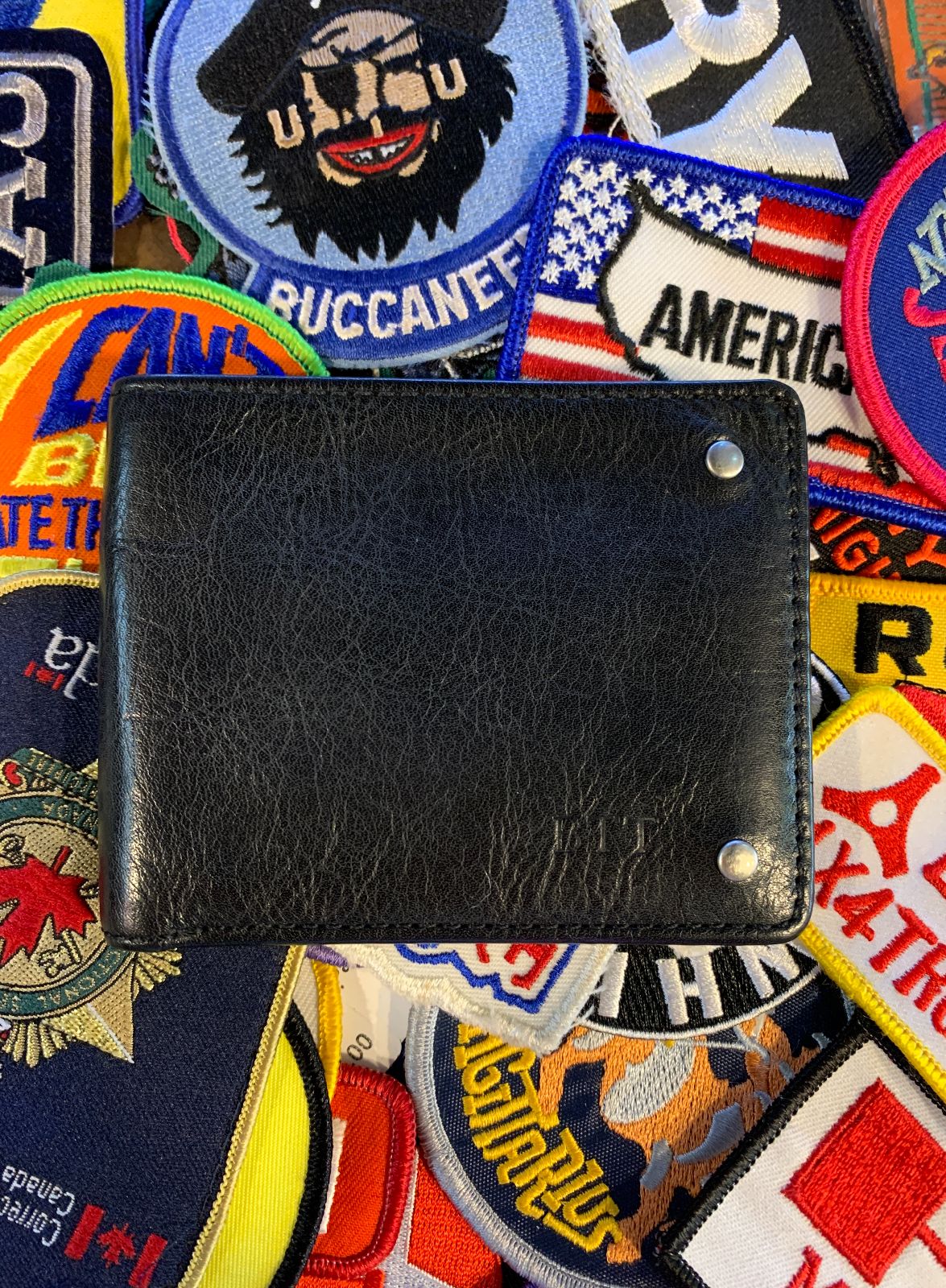 RED ENVELOPE CLASSIC BI-FOLD LEATHER WALLET, SILVER STUD DETAIL in BLACK, SILVER