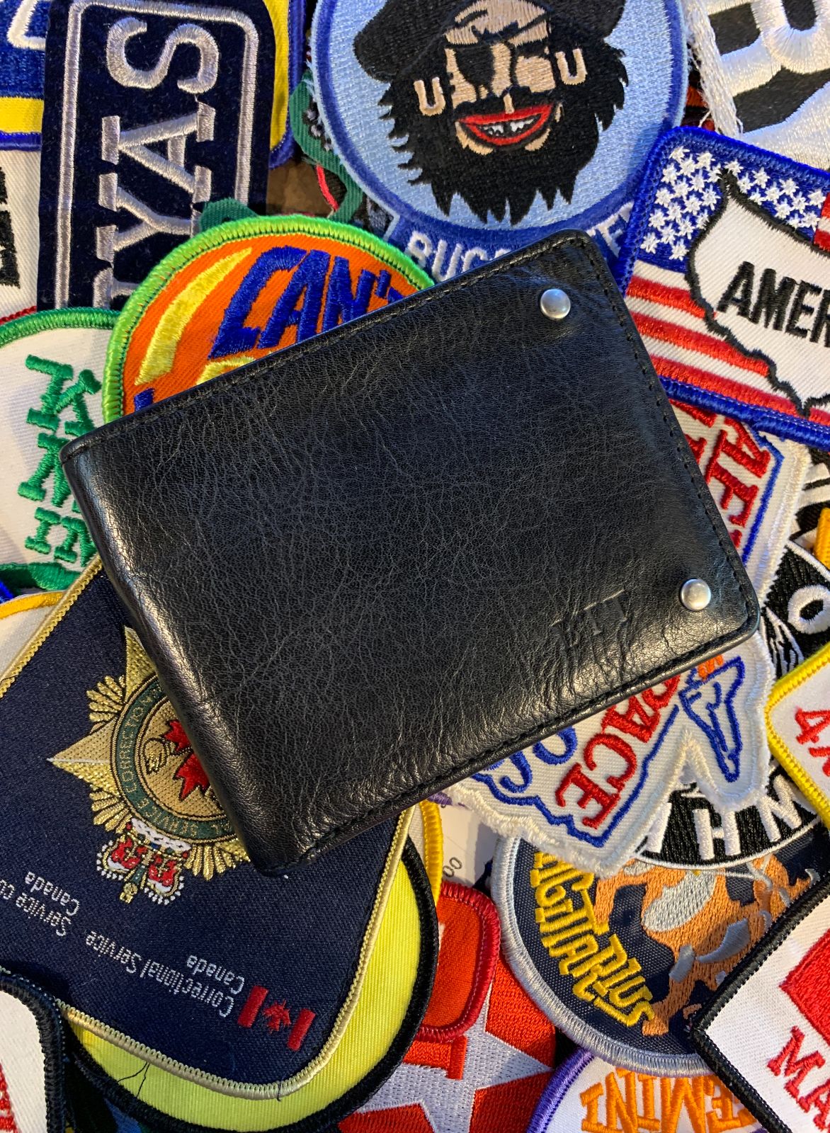 RED ENVELOPE CLASSIC BI-FOLD LEATHER WALLET, SILVER STUD DETAIL in BLACK, SILVER