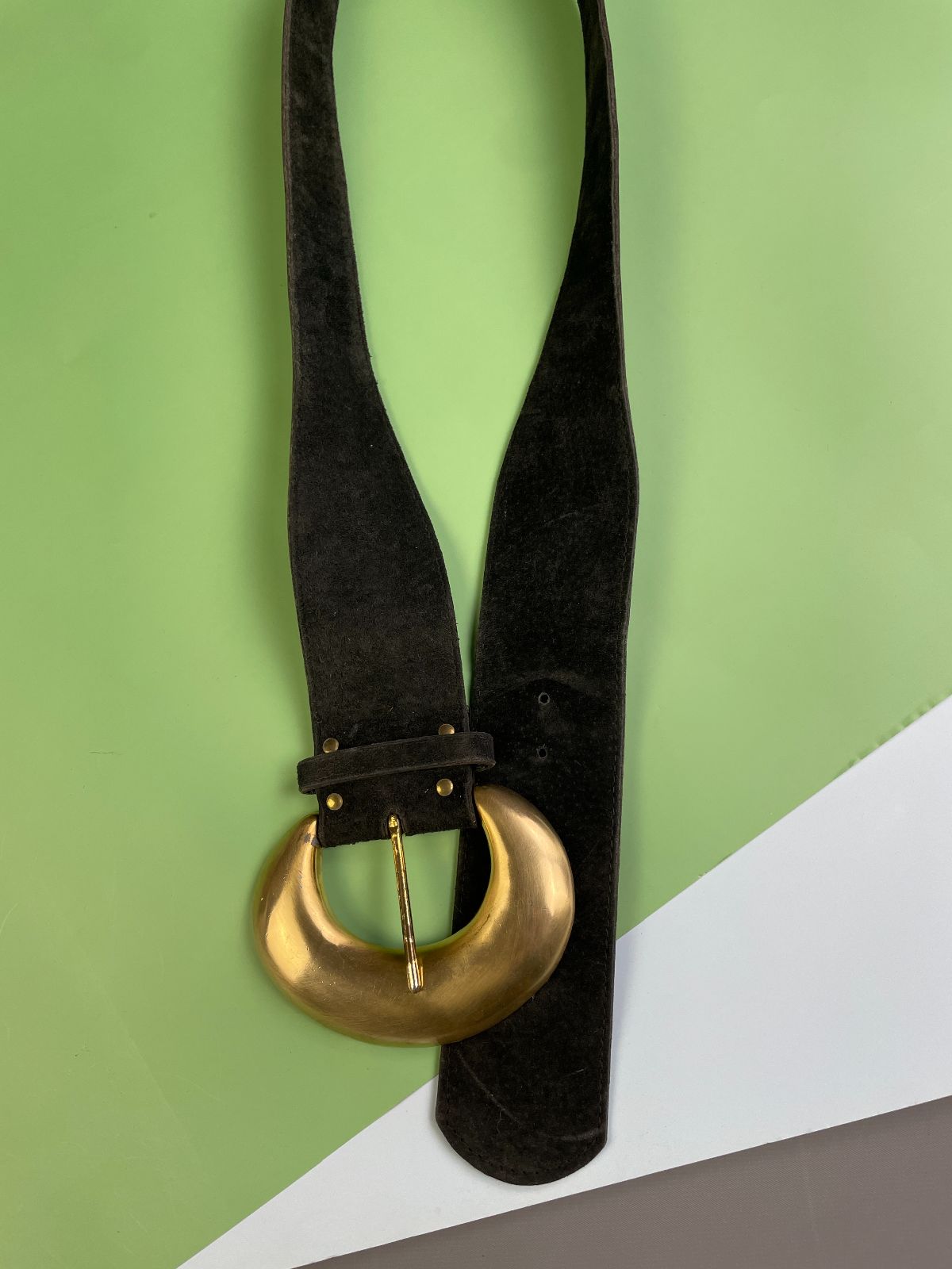 GILLIAN LOVE! 1980S SUEDE HIP BELT HUGE OVERSIZED GOLD BUCKLE in BLACK, GOLD