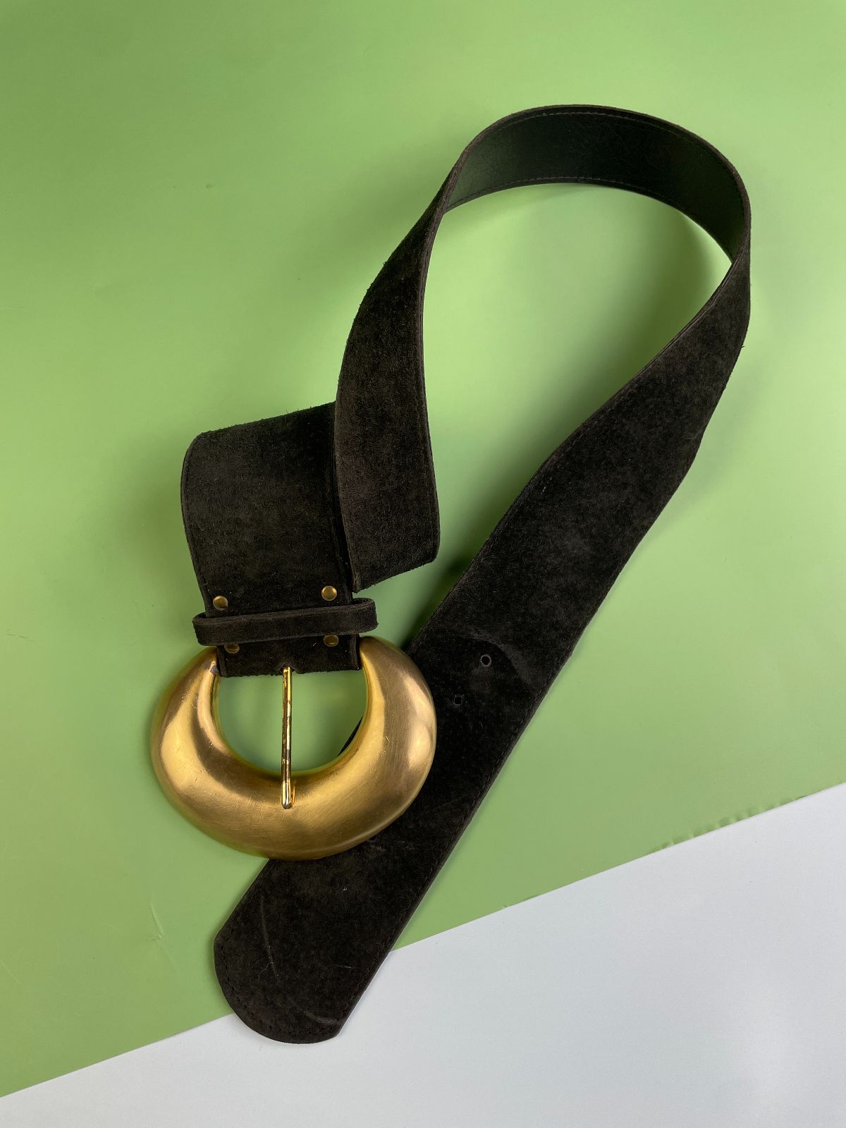 GILLIAN LOVE! 1980S SUEDE HIP BELT HUGE OVERSIZED GOLD BUCKLE in BLACK, GOLD
