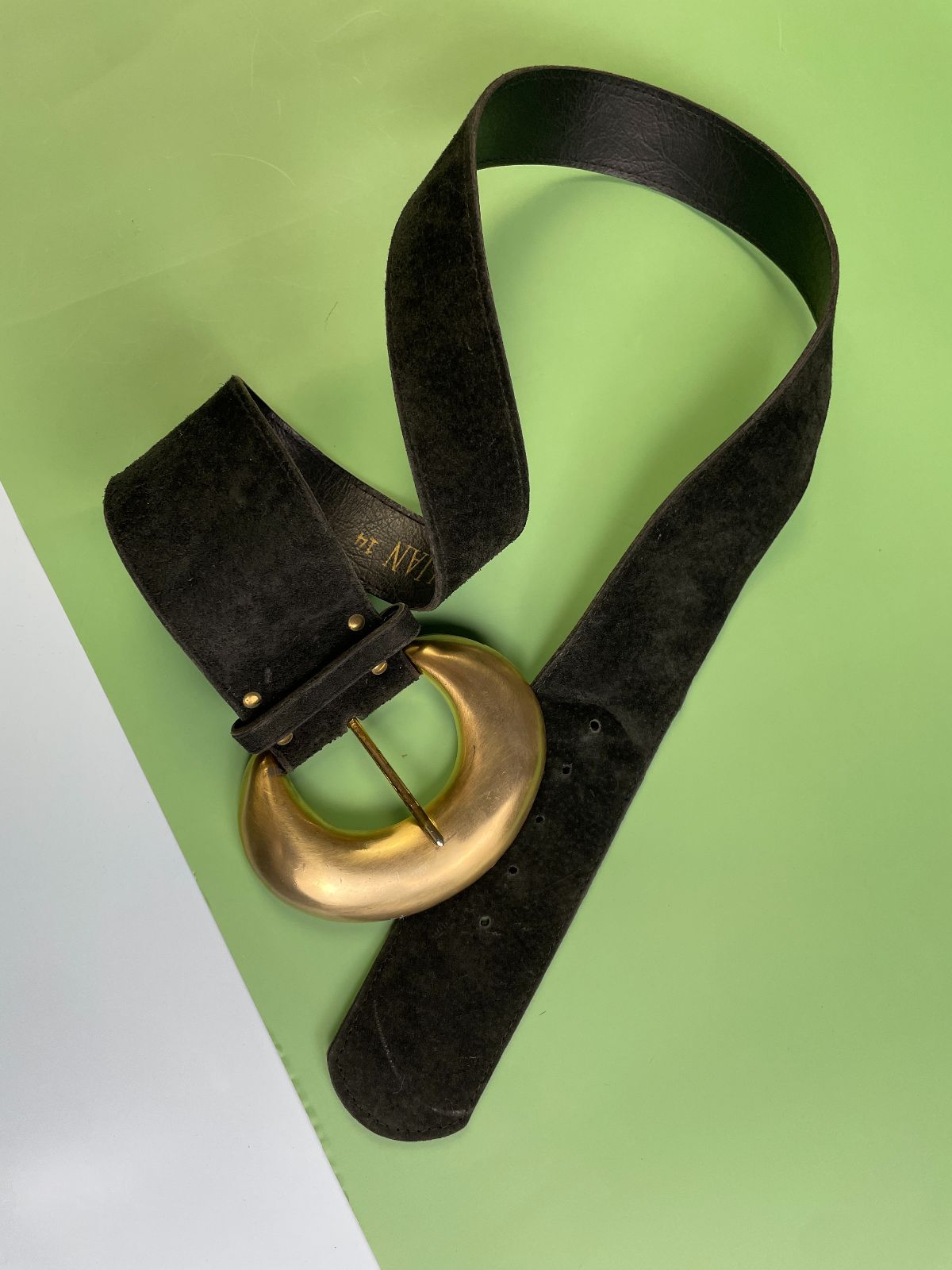 GILLIAN LOVE! 1980S SUEDE HIP BELT HUGE OVERSIZED GOLD BUCKLE in BLACK, GOLD