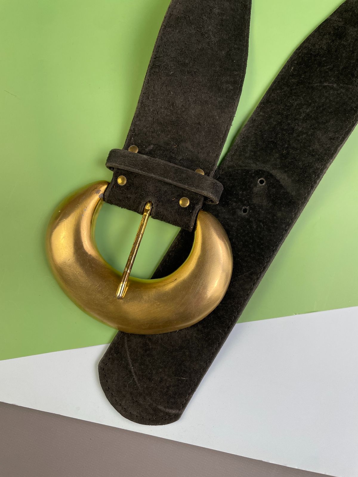 GILLIAN LOVE! 1980S SUEDE HIP BELT HUGE OVERSIZED GOLD BUCKLE in BLACK, GOLD