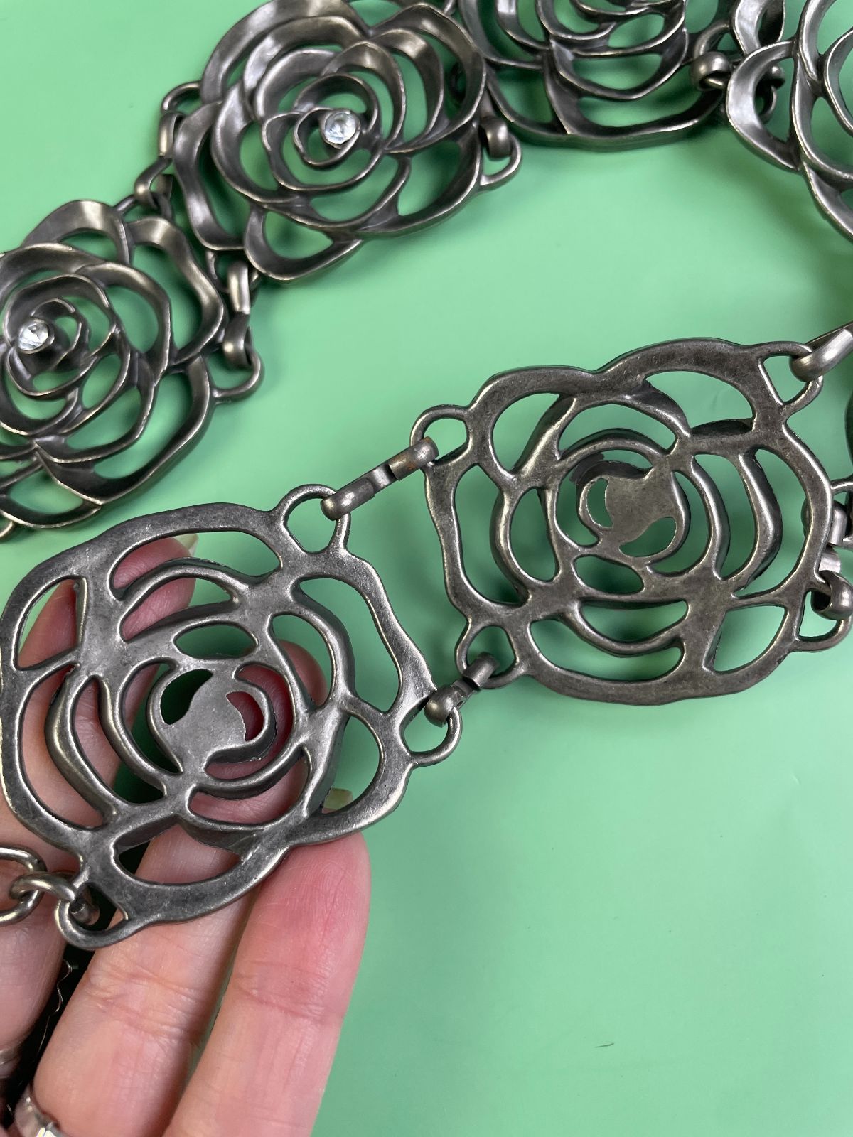 *AS-IS* KILLER! ROSE CUT-OUT HEAVY CHAIN BELT, RHINESTONE ACCENTS in DARK SILVER